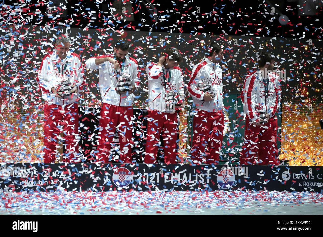 MADRID, SPAGNA - 05 DICEMBRE: Capitano Vedran Martic, Marin Cilic, Nino Serdarusic, Borna Gojo, Nikola Mektic e Mate Pavic di Croazia festeggiano il secondo posto dopo la partita maschile tra Danil Medvedev e Marin Cilic della finale di Coppa Davis tra la Federazione Russa di Tennis e la Croazia all'Arena di Madrid il 05 dicembre 2021 a Madrid, Spagna Foto Stock