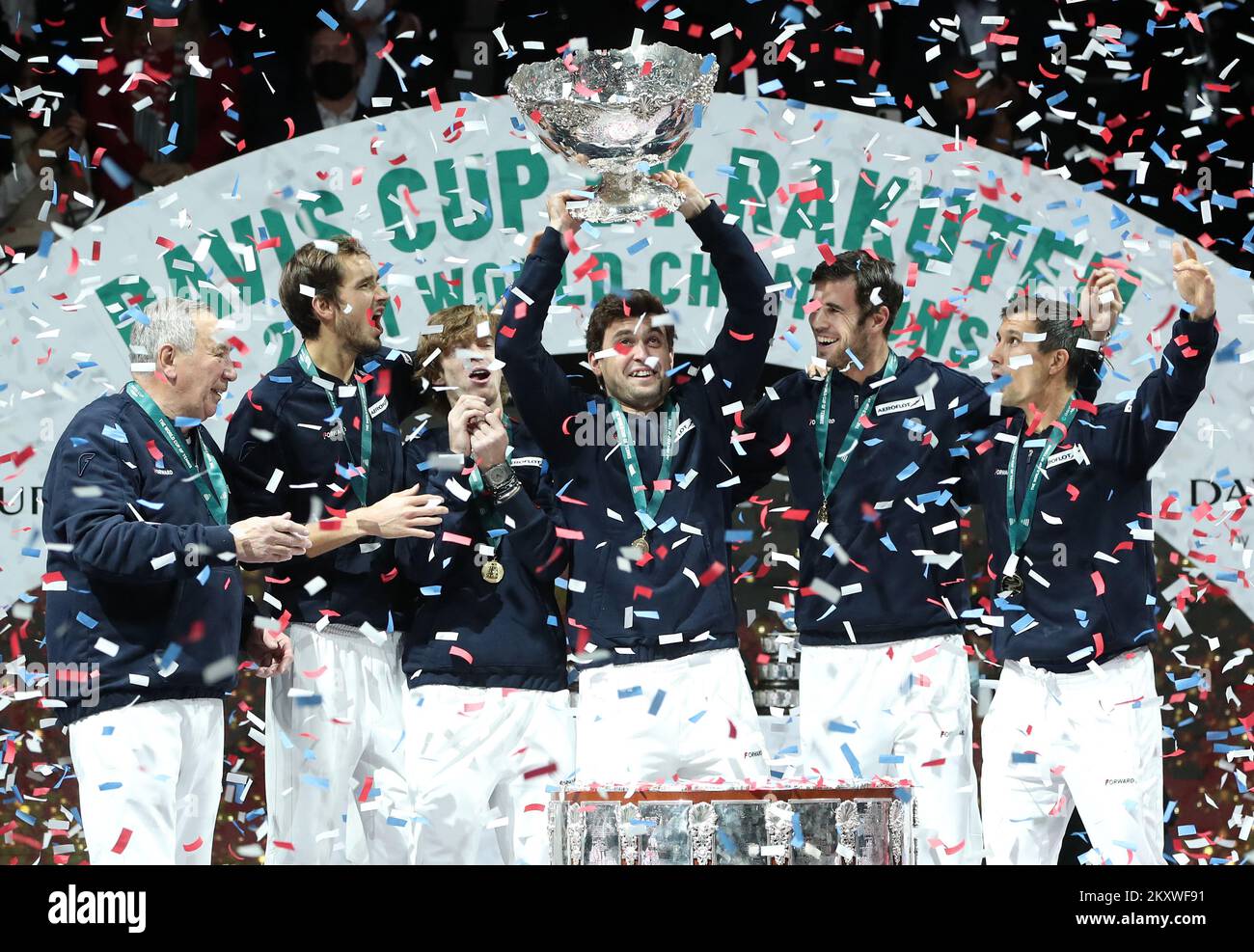 MADRID, SPAGNA - 05 DICEMBRE: Il capitano Shamil Tarpischev, Danil Medvedev, Andrey Rublev, Aslan Karatsev, Karen Kachanov ed Evgeny Donskoy della Federazione Russa di Tennis festeggiano dopo aver vinto la finale della Coppa Davis tra la Federazione Russa di Tennis e la Croazia all'Arena di Madrid il 5 dicembre 2021 a Madrid, Spagna. Foto: Sanjin Strukic/PIXSELL Foto Stock