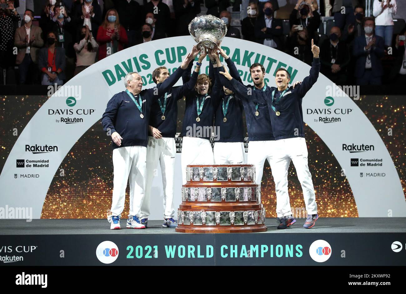 MADRID, SPAGNA - 05 DICEMBRE: Il capitano Shamil Tarpischev, Danil Medvedev, Andrey Rublev, Aslan Karatsev, Karen Kachanov ed Evgeny Donskoy della Federazione Russa di Tennis festeggiano dopo aver vinto la finale della Coppa Davis tra la Federazione Russa di Tennis e la Croazia all'Arena di Madrid il 5 dicembre 2021 a Madrid, Spagna. Foto Stock