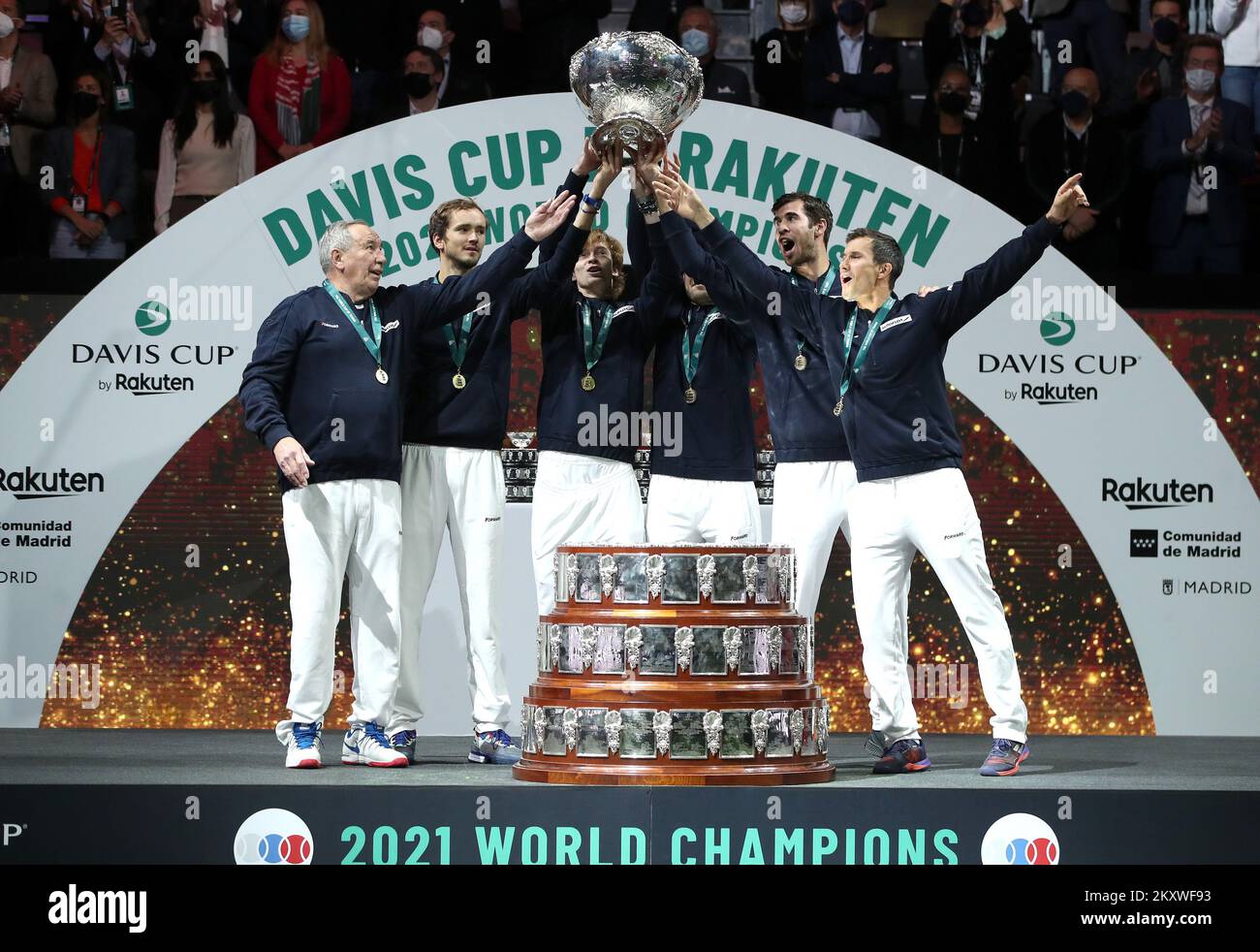 MADRID, SPAGNA - 05 DICEMBRE: Il capitano Shamil Tarpischev, Danil Medvedev, Andrey Rublev, Aslan Karatsev, Karen Kachanov ed Evgeny Donskoy della Federazione Russa di Tennis festeggiano dopo aver vinto la finale della Coppa Davis tra la Federazione Russa di Tennis e la Croazia all'Arena di Madrid il 5 dicembre 2021 a Madrid, Spagna. Foto Stock