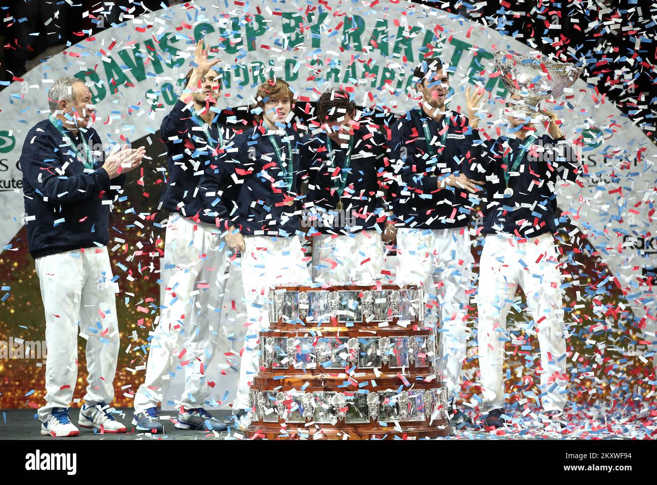 MADRID, SPAGNA - 05 DICEMBRE: Il capitano Shamil Tarpischev, Danil Medvedev, Andrey Rublev, Aslan Karatsev, Karen Kachanov ed Evgeny Donskoy della Federazione Russa di Tennis festeggiano dopo aver vinto la finale della Coppa Davis tra la Federazione Russa di Tennis e la Croazia all'Arena di Madrid il 5 dicembre 2021 a Madrid, Spagna. Foto Stock