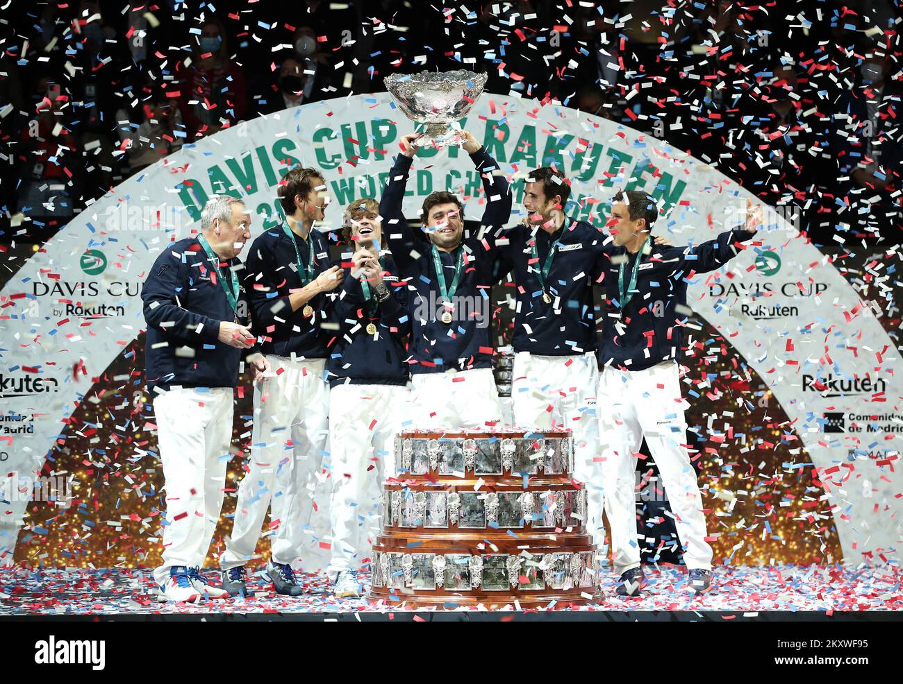 MADRID, SPAGNA - 05 DICEMBRE: Il capitano Shamil Tarpischev, Danil Medvedev, Andrey Rublev, Aslan Karatsev, Karen Kachanov ed Evgeny Donskoy della Federazione Russa di Tennis festeggiano dopo aver vinto la finale della Coppa Davis tra la Federazione Russa di Tennis e la Croazia all'Arena di Madrid il 5 dicembre 2021 a Madrid, Spagna. Foto: Sanjin Strukic/PIXSELL Foto Stock