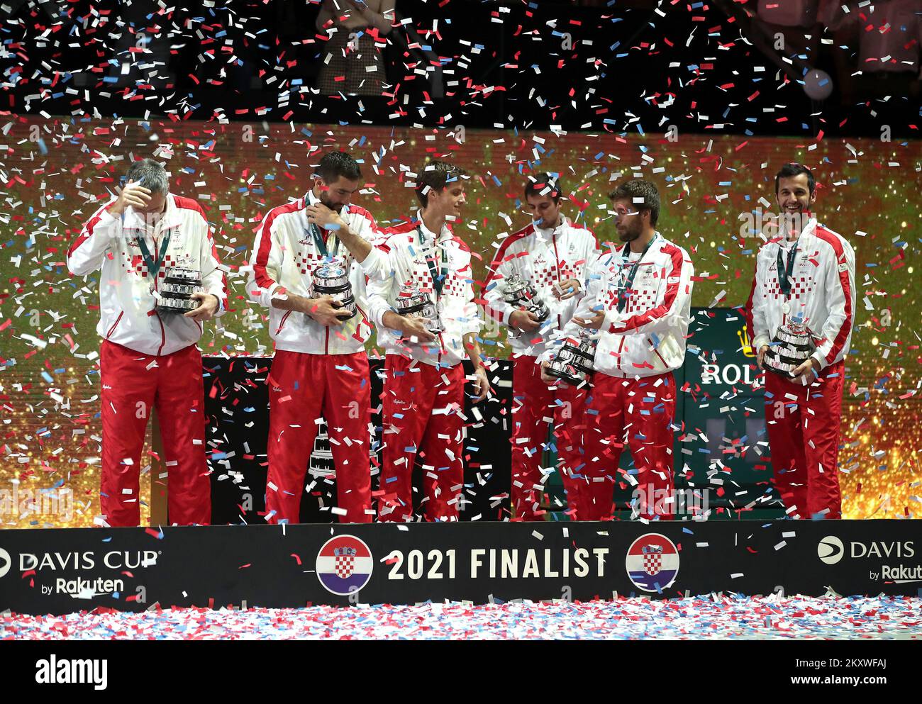 MADRID, SPAGNA - 05 DICEMBRE: Capitano Vedran Martic, Marin Cilic, Nino Serdarusic, Borna Gojo, Nikola Mektic e Mate Pavic di Croazia festeggiano il secondo posto dopo la partita maschile tra Danil Medvedev e Marin Cilic della finale di Coppa Davis tra la Federazione Russa di Tennis e la Croazia all'Arena di Madrid il 05 dicembre 2021 a Madrid, Spagna Foto: Sanjin Strukic/PIXSELL Foto Stock