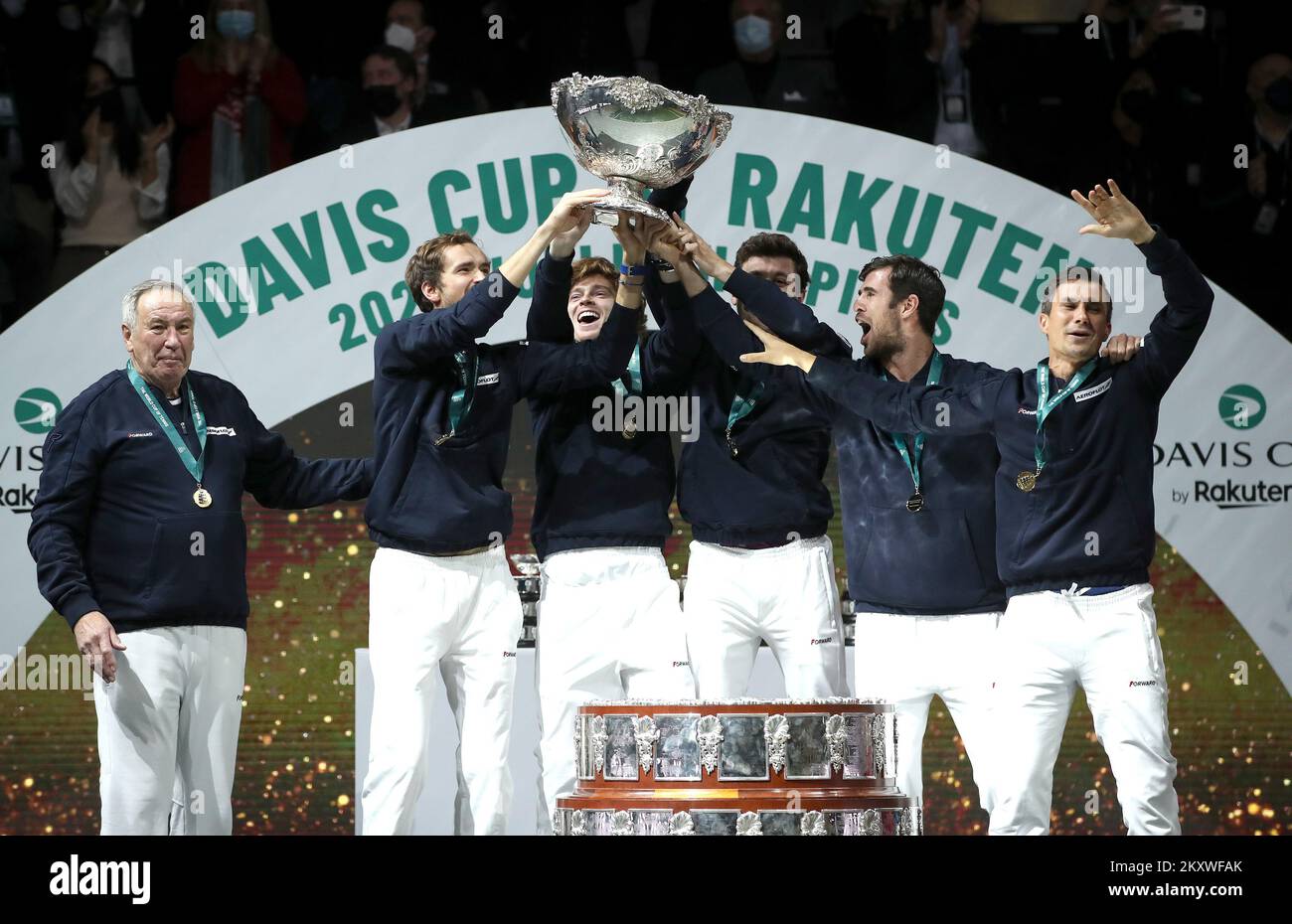 MADRID, SPAGNA - 05 DICEMBRE: Il capitano Shamil Tarpischev, Danil Medvedev, Andrey Rublev, Aslan Karatsev, Karen Kachanov ed Evgeny Donskoy della Federazione Russa di Tennis festeggiano dopo aver vinto la finale della Coppa Davis tra la Federazione Russa di Tennis e la Croazia all'Arena di Madrid il 5 dicembre 2021 a Madrid, Spagna. Foto Stock