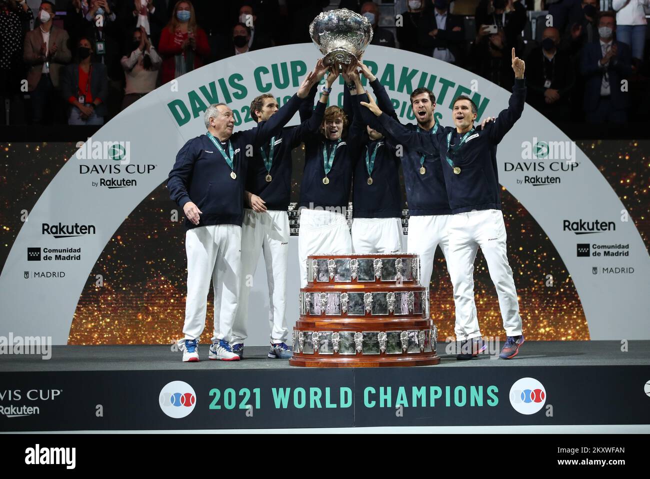MADRID, SPAGNA - 05 DICEMBRE: Capitano Shamil Tarpischev, Danil Medvedev, Andrey Rublev, Aslan Karatsev, Karen Kachanov e Evgeny Donskoy della Federazione Russa del Tennis celebrano la vittoria della David Cup dopo la partita maschile tra Danil Medvedev e Marin Cilic della finale della Coppa Davis tra la Federazione Russa del Tennis e la Croazia all'Arena di Madrid il 05 dicembre 2021 a Madrid, Spagna Foto: Sanjin Strukic/PIXSELL Foto Stock
