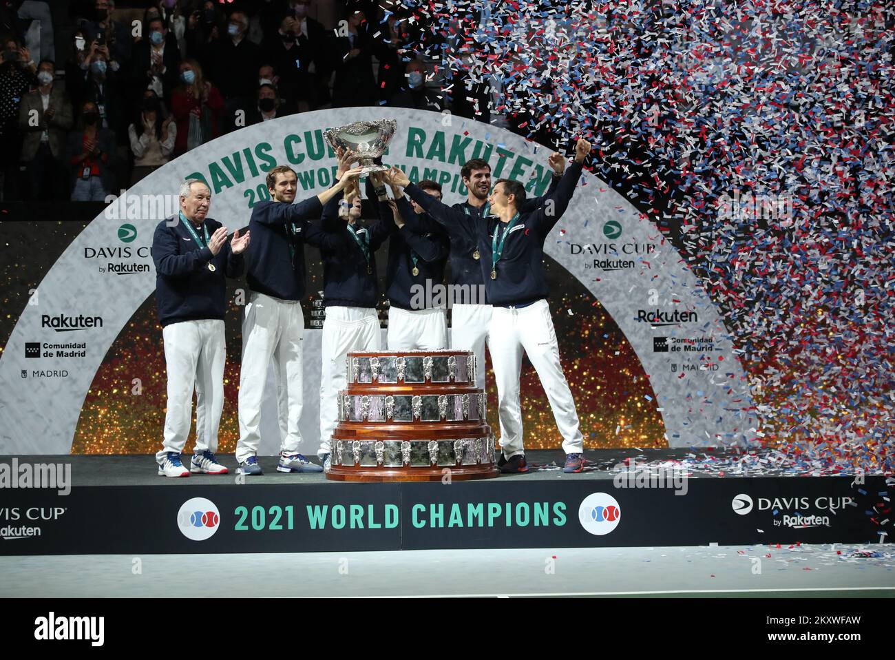 MADRID, SPAGNA - 05 DICEMBRE: Capitano Shamil Tarpischev, Danil Medvedev, Andrey Rublev, Aslan Karatsev, Karen Kachanov e Evgeny Donskoy della Federazione Russa del Tennis celebrano la vittoria della David Cup dopo la partita maschile tra Danil Medvedev e Marin Cilic della finale della Coppa Davis tra la Federazione Russa del Tennis e la Croazia all'Arena di Madrid il 05 dicembre 2021 a Madrid, Spagna Foto: Sanjin Strukic/PIXSELL Foto Stock
