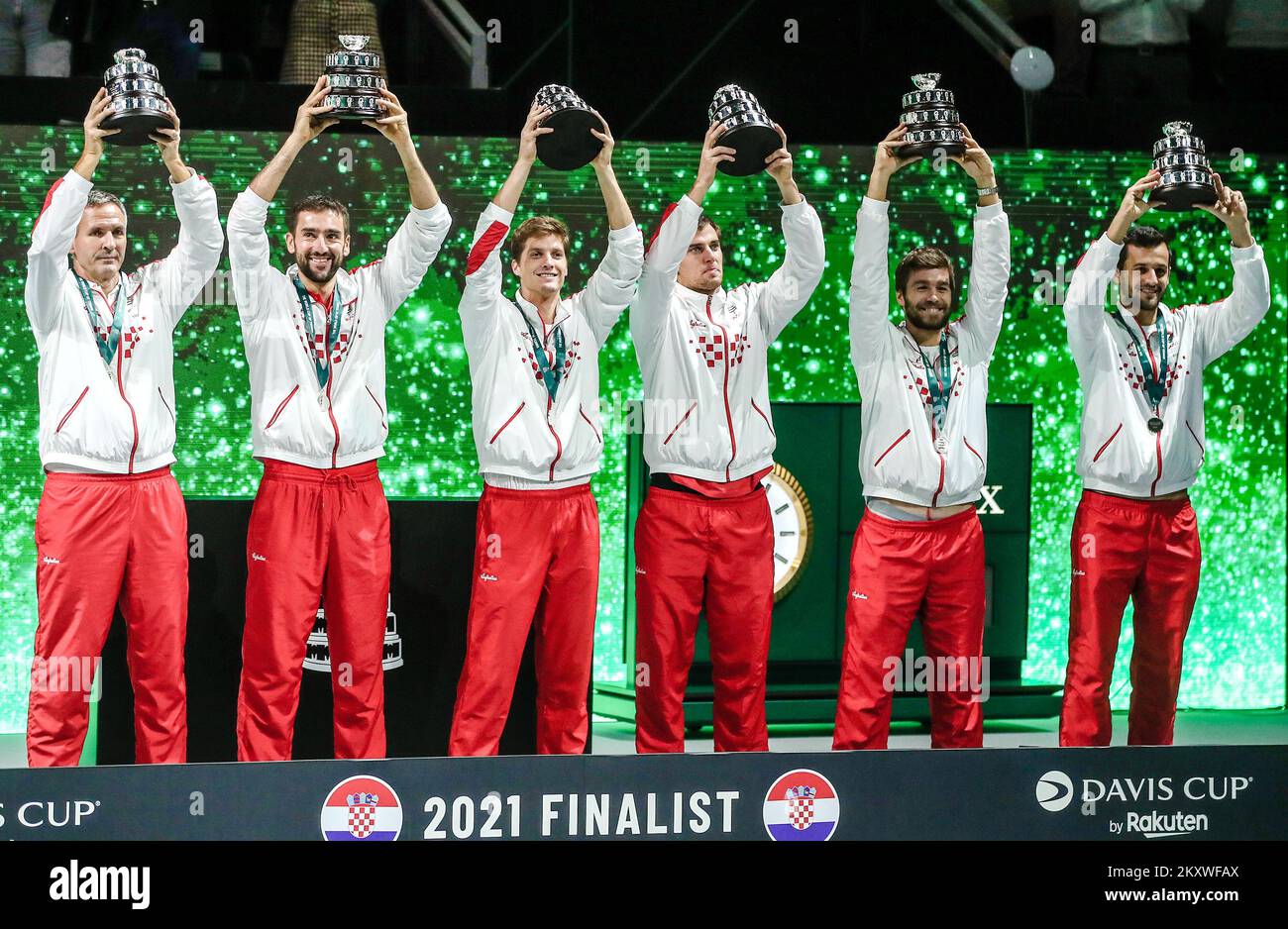 MADRID, SPAGNA - 05 DICEMBRE: Capitano Vedran Martic, Marin Cilic, Nino Serdarusic, Borna Gojo, Nikola Mektic e Mate Pavic di Croazia festeggiano il secondo posto dopo la partita maschile tra Danil Medvedev e Marin Cilic della finale di Coppa Davis tra la Federazione Russa di Tennis e la Croazia all'Arena di Madrid il 05 dicembre 2021 a Madrid, Spagna Foto Stock