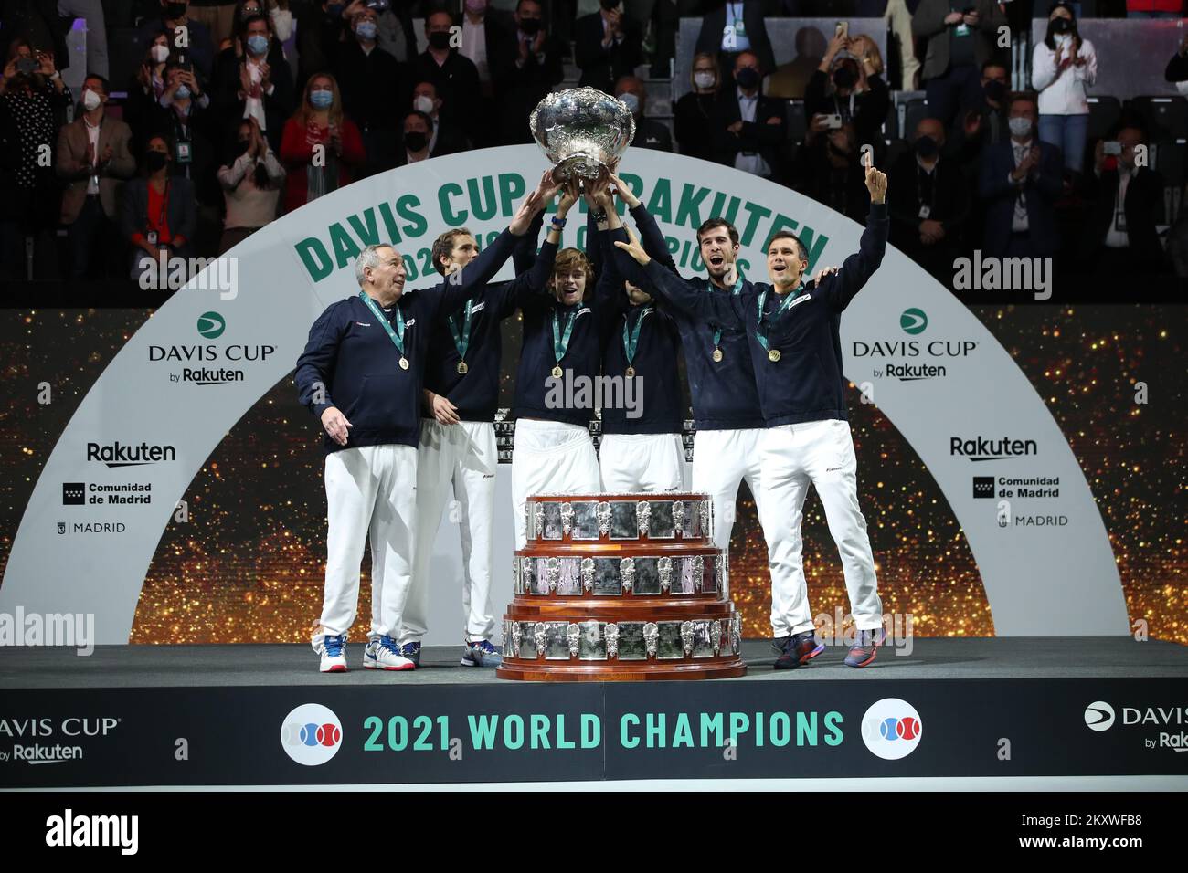 MADRID, SPAGNA - 05 DICEMBRE: Capitano Shamil Tarpischev, Danil Medvedev, Andrey Rublev, Aslan Karatsev, Karen Kachanov e Evgeny Donskoy della Federazione Russa del Tennis celebrano la vittoria della David Cup dopo la partita maschile tra Danil Medvedev e Marin Cilic della finale della Coppa Davis tra la Federazione Russa del Tennis e la Croazia all'Arena di Madrid il 05 dicembre 2021 a Madrid, Spagna Foto: Sanjin Strukic/PIXSELL Foto Stock