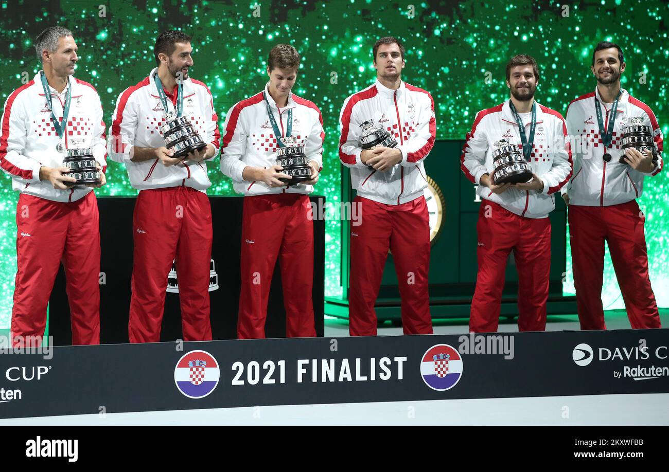 MADRID, SPAGNA - 05 DICEMBRE: Capitano Vedran Martic, Marin Cilic, Nino Serdarusic, Borna Gojo, Nikola Mektic e Mate Pavic di Croazia festeggiano il secondo posto dopo la partita maschile tra Danil Medvedev e Marin Cilic della finale di Coppa Davis tra la Federazione Russa di Tennis e la Croazia all'Arena di Madrid il 05 dicembre 2021 a Madrid, Spagna. Foto: Sanjin Strukic/PIXSELL Foto Stock
