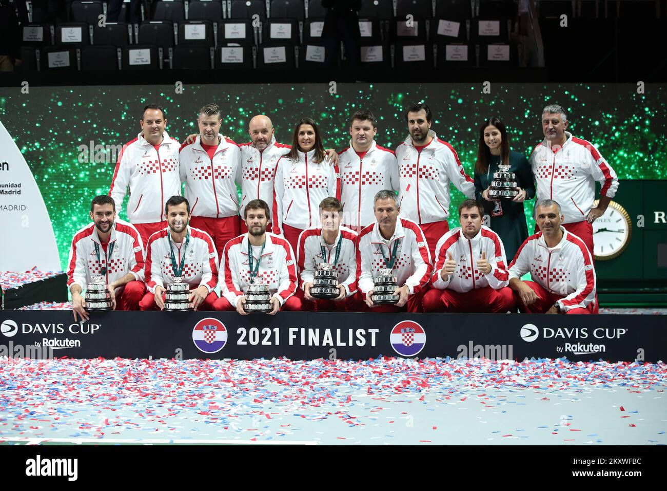 MADRID, SPAGNA - 05 DICEMBRE: Capitano Vedran Martic, Marin Cilic, Nino Serdarusic, Borna Gojo, Nikola Mektic e Mate Pavic di Croazia festeggiano il secondo posto dopo la partita maschile tra Danil Medvedev e Marin Cilic della finale di Coppa Davis tra la Federazione Russa di Tennis e la Croazia all'Arena di Madrid il 05 dicembre 2021 a Madrid, Spagna Foto: Sanjin Strukic/PIXSELL Foto Stock