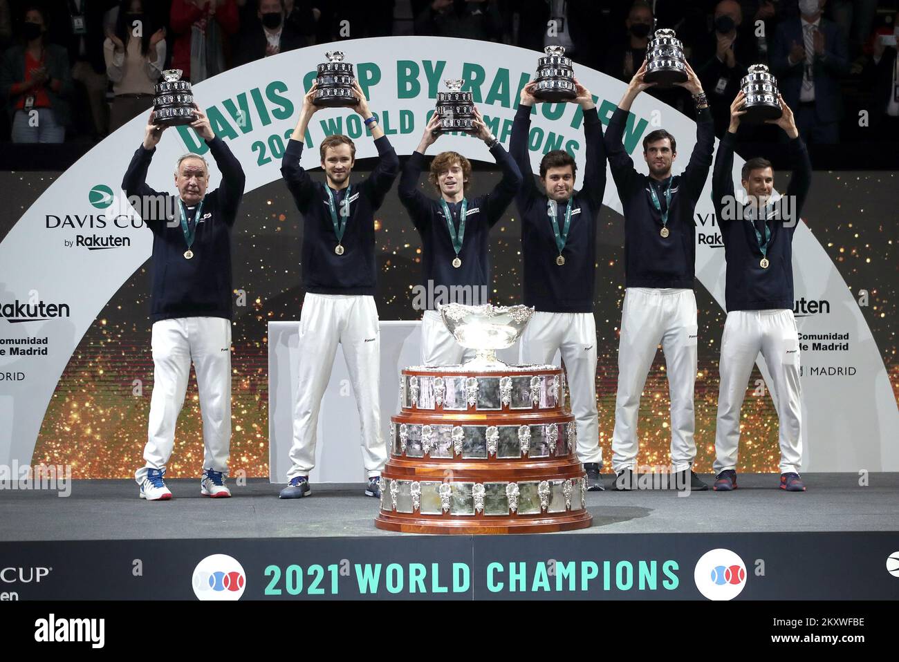 MADRID, SPAGNA - 05 DICEMBRE: Il capitano Shamil Tarpischev, Danil Medvedev, Andrey Rublev, Aslan Karatsev, Karen Kachanov ed Evgeny Donskoy della Federazione Russa di Tennis festeggiano dopo aver vinto la finale della Coppa Davis tra la Federazione Russa di Tennis e la Croazia all'Arena di Madrid il 5 dicembre 2021 a Madrid, Spagna. Foto: Sanjin Strukic/PIXSELL Foto Stock