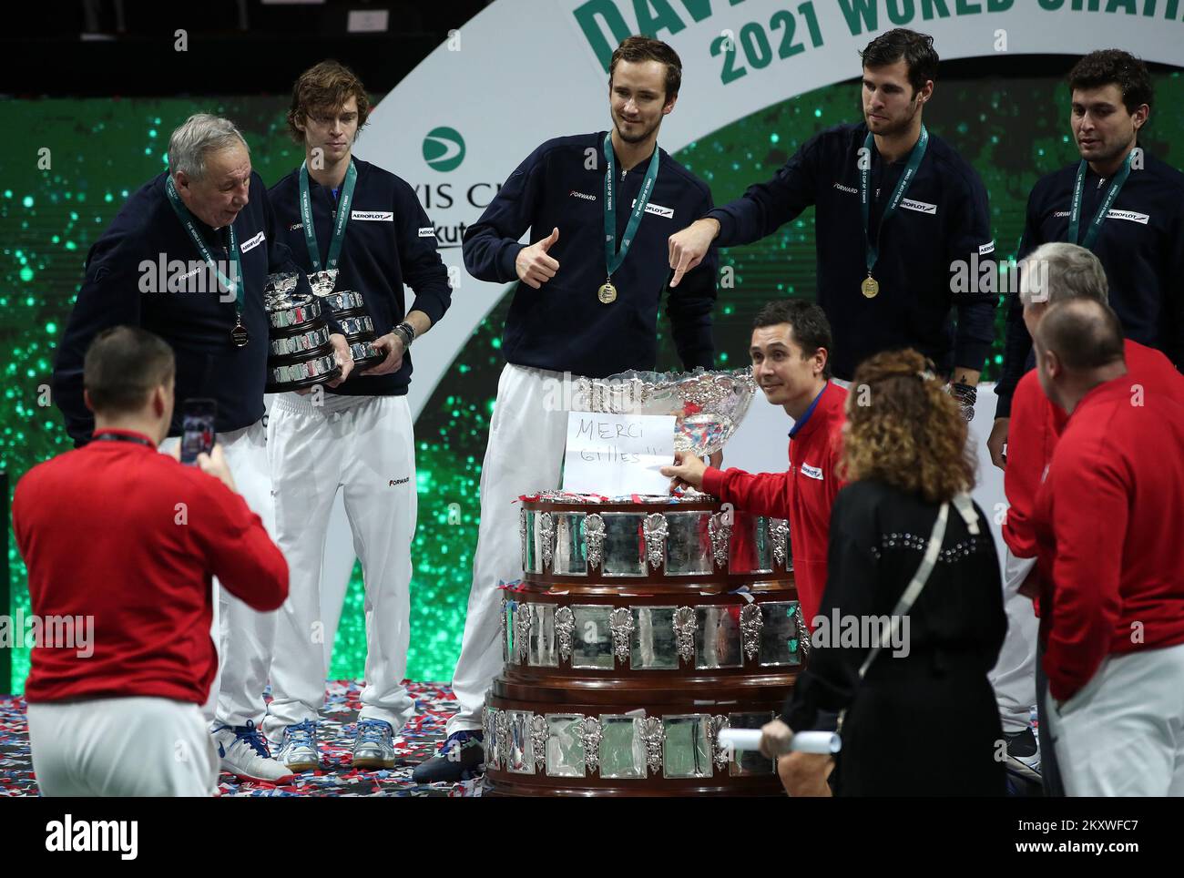 MADRID, SPAGNA - DICEMBRE 05: Capitano Shamil Tarpischev, Andrey Rublev, Danil Medvedev, Karen Kachanov, Aslan Karatsev, Ed Evgeny Donskoy della Federazione Russa di Tennis festeggia la vittoria della Coppa Davis dopo la partita maschile tra Danil Medvedev e Marin Cilic della finale della Coppa Davis tra la Federazione Russa di Tennis e la Croazia all'Arena di Madrid il 05 dicembre 2021 a Madrid, Spagna. Foto: Sanjin Strukic/PIXSELL Foto Stock