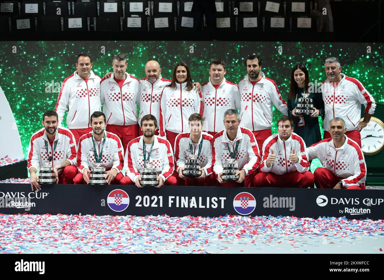 MADRID, SPAGNA - 05 DICEMBRE: Capitano Vedran Martic, Marin Cilic, Nino Serdarusic, Borna Gojo, Nikola Mektic e Mate Pavic di Croazia festeggiano il secondo posto dopo la partita maschile tra Danil Medvedev e Marin Cilic della finale di Coppa Davis tra la Federazione Russa di Tennis e la Croazia all'Arena di Madrid il 05 dicembre 2021 a Madrid, Spagna Foto: Sanjin Strukic/PIXSELL Foto Stock