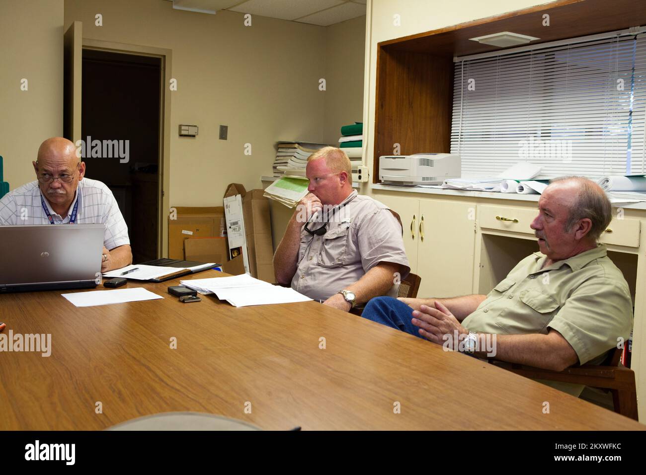 Uragano/tempesta tropicale - Monroeville, Ala. , 26 settembre 2012 lo specialista di assistenza pubblica di FEMA Tony Williams (a sinistra) incontra i funzionari della contea di Monroe per iniziare una valutazione preliminare dei danni (PDA). Diverse contee dell'Alabama ricevono assistenza pubblica per aiutare a riparare strade e ponti danneggiati dall'uragano Issac. . Alabama Hurricane Isaac. Fotografie relative a disastri e programmi, attività e funzionari di gestione delle emergenze Foto Stock