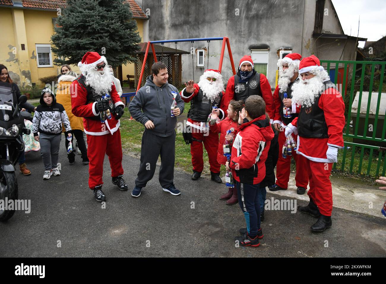 Moto Santas è arrivato nella scuola primaria per portare regali per bambini con disabilità il giorno di San Nicola a Bjelovar, Croazia, il 06. Dicembre, 2021. Foto: Damir Spehar/PIXSELL Foto Stock