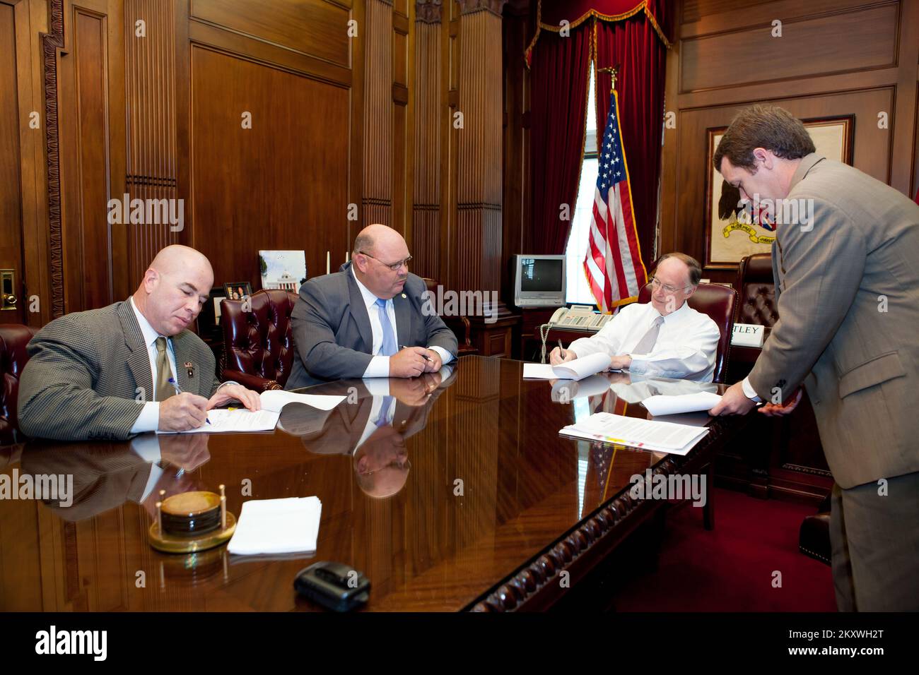 Uragano/tempesta tropicale - Montgomery, Ala. , 27 settembre 2012 il Governatore dell'Alabama Robert Bentley firma l'accordo FEMA-Stato, insieme con (da sinistra) il Coordinating Officer federale Joe Girot, il Direttore dell'Alabama EMA Art Faulkner e il Coordinating Officer statale Jeff Byard. L'Alabama sta ricevendo assistenza pubblica per diverse contee colpite dall'uragano Isaac. . Alabama Hurricane Isaac. Fotografie relative a disastri e programmi, attività e funzionari di gestione delle emergenze Foto Stock