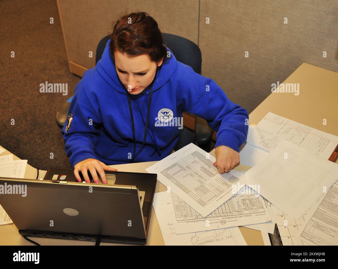 Clinton, signorina, 4 ottobre 2012 membri del FEMA Corps Chelsea Hudgins lavora su un foglio di lavoro per il team di Assistenza pubblica. FEMA sta aiutando i sopravvissuti a recuperare e ripulire dopo che l'uragano Isaac ha danneggiato o distrutto case e aziende in Mississippi e Louisiana. David fine/FEMA. Uragano Mississippi Isaac. Fotografie relative a disastri e programmi, attività e funzionari di gestione delle emergenze Foto Stock