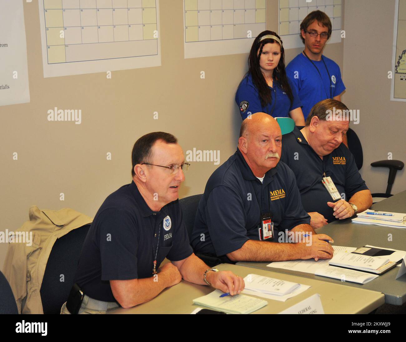 Clinton, signorina, 4 ottobre 2012 i membri del FEMA Corps Dan Garrett e Alyssa Sorenson si riuniscono nell'incontro generale dello staff guidato dal FEMA Federal Coordinating Officer Terry Quarters, dal coordinatore statale Bill Brown e dal vice coordinatore statale Kent Buckley presso l'ufficio sul campo congiunto a Clinton, Mississippi. . Uragano Mississippi Isaac. Fotografie relative a disastri e programmi, attività e funzionari di gestione delle emergenze Foto Stock
