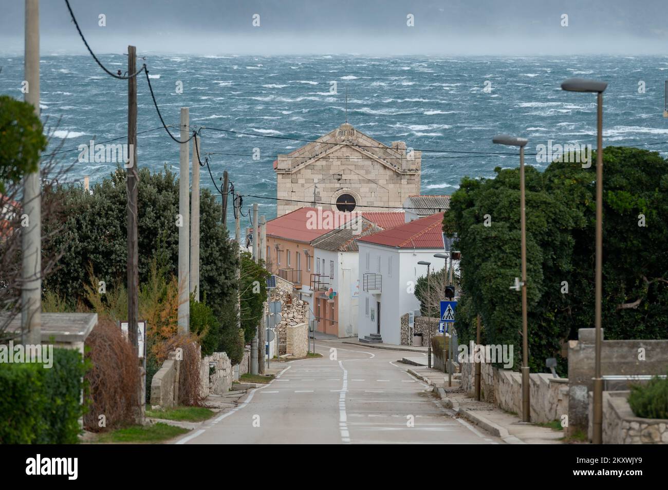 Una vista generale della città di Razanac è raffigurata come raffiche di venti colpisce 130 km/h a Razanac, Croazia il 11 dicembre 2021. Avviso meteorologico estremo per la Croazia, con la possibilità di danni su larga scala da Meteoalarm sito web meteo. Foto: Dino Stanin/PIXSELL Foto Stock