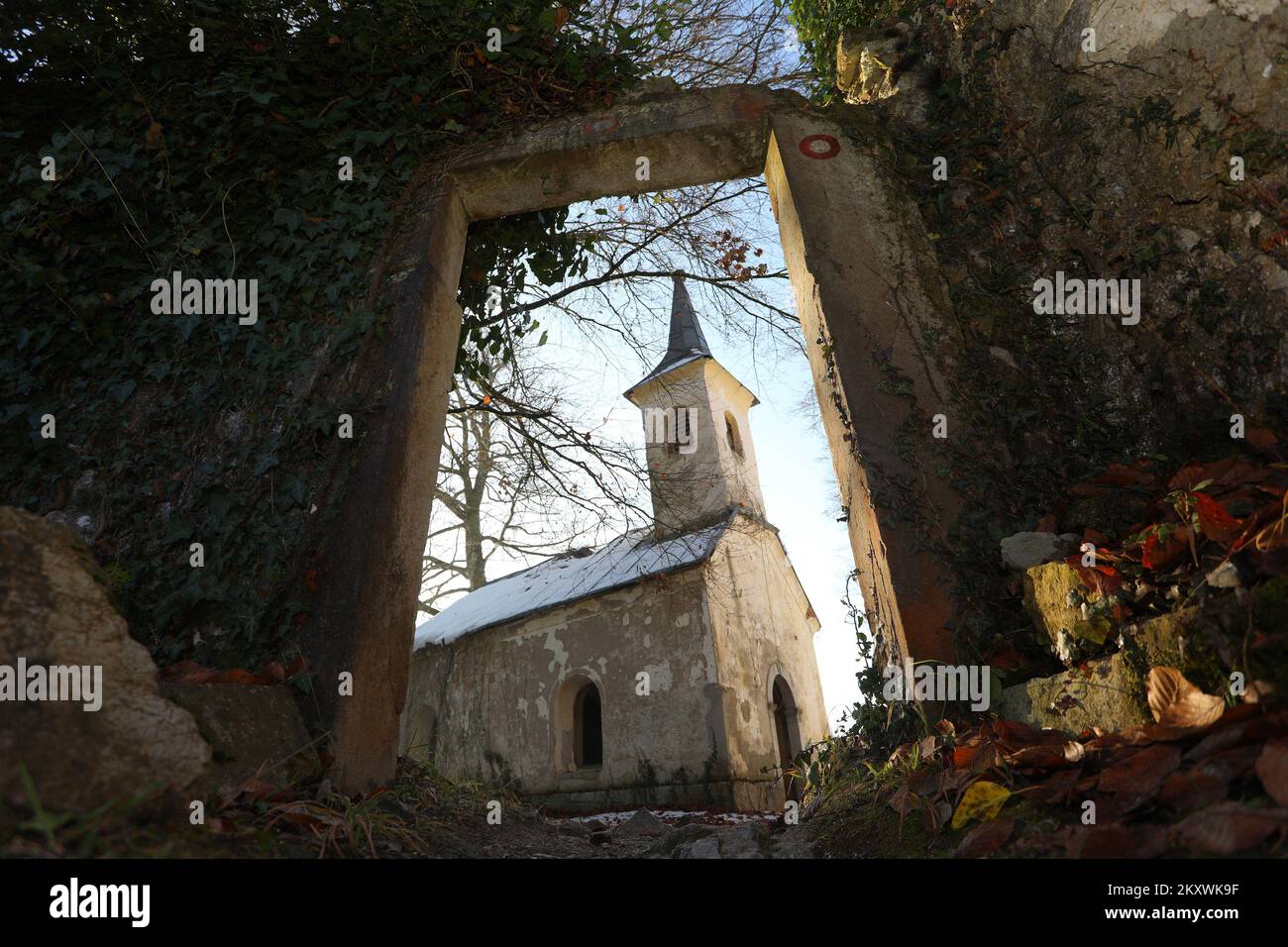 Severin na Kupi Castello sotto una copertura di neve a Karlovac, Croazia il 12 dicembre 2021. La prima menzione del castello di Severin na Kupi risale al 1558, quando fu costruito dai Frankopani, ma nella sua storia turbolenta cambiò spesso i proprietari. Foto: Kristina Stedul Fabac/PIXSELL Foto Stock