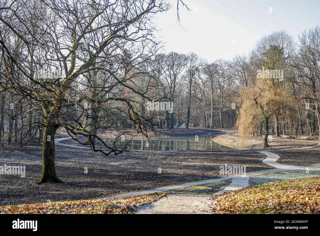 I laghi del Parco Maksimir si riempiono dopo i lavori di ristrutturazione a Zagabria, Croazia, il 18 dicembre 2021. Negli ultimi mesi, sono stati realizzati lavori di costruzione nel Parco di Maksimir nell'ambito del progetto europeo City Windows in Nature - migliorare la biodiversità urbana e sviluppare infrastrutture verdi. I lavori sul primo e sul secondo lago comprendevano la pulizia del limo dal fondo, la ricostruzione del ponte, la sistemazione di flora e fauna, l'ampliamento e l'aggiunta di nuovi sentieri, nonché la sistemazione di attracchi per barche presso il sito dove era stato originariamente messo in funzione. Foto: Slavo Midzor/PIXSELL Foto Stock