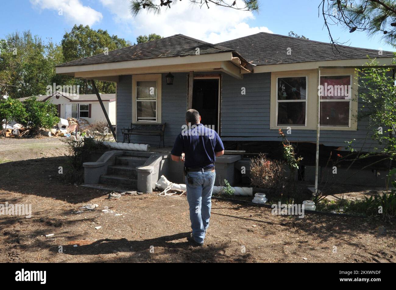 Braithwaite, la., 23 ottobre 2012 FEMA Mitigation Specialist Jose Rubira visita le case colpite dalle acque alluvionali dell'uragano Isaac per fornire informazioni sulle tecniche di muffa e mitigazione. Louisiana Hurricane Isaac. Fotografie relative a disastri e programmi, attività e funzionari di gestione delle emergenze Foto Stock