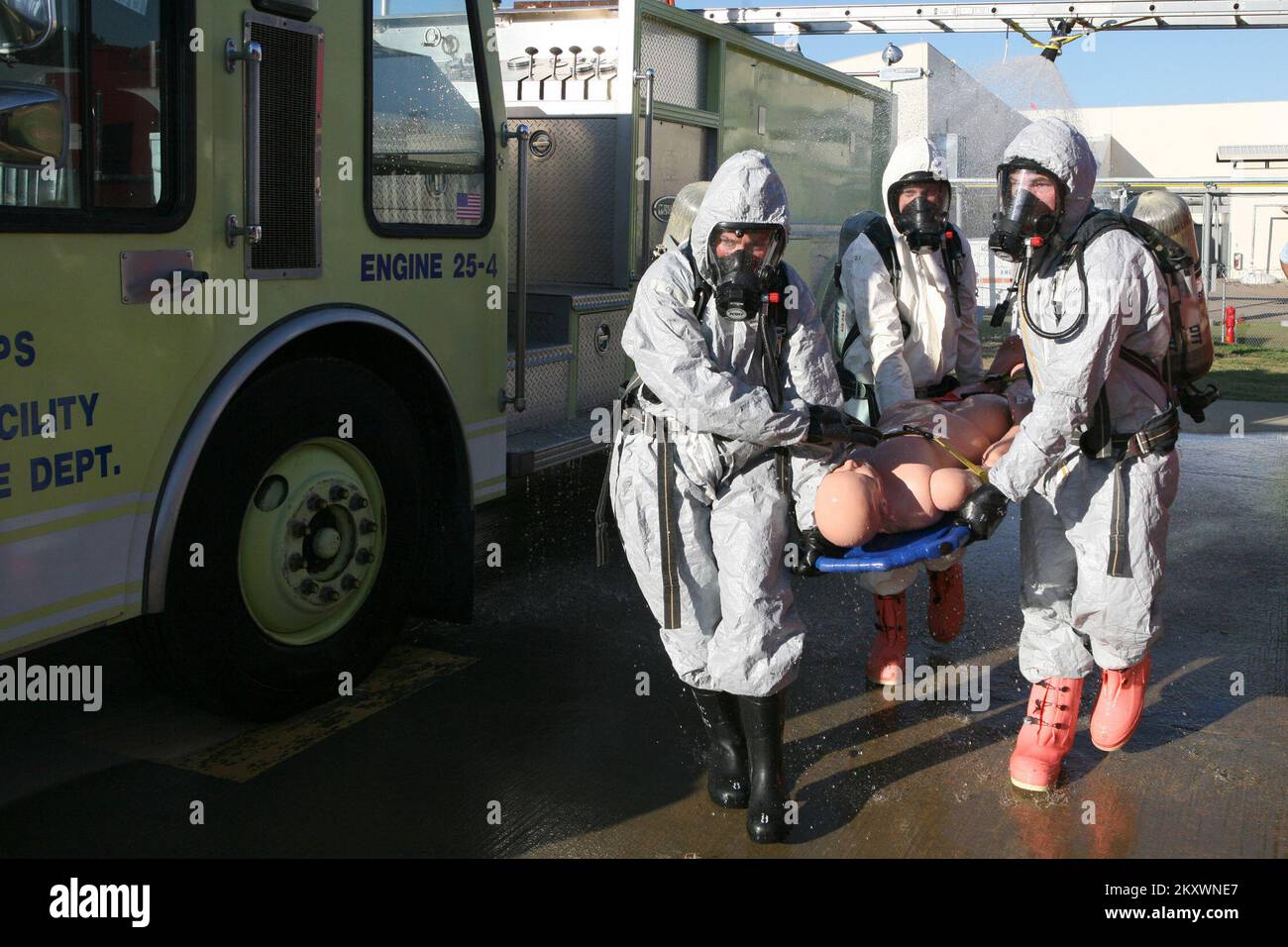 Anniston, Ala., 25 ottobre 2012 Liane Richardson (fronte a sinistra), Lane County, Oregon, amministratore della contea, simula la decontaminazione iniziale di un sopravvissuto al disastro presso il FEMA's Center for Domestic Preparedness (CDP) di Anniston, Ala. Recentemente. Richardson ha partecipato al corso di formazione tecnica per la risposta alle emergenze chimiche, biologiche, radiologiche, nucleari ed esplosive (CBRNE) Incident (TERT). Fotografie relative a disastri e programmi, attività e funzionari di gestione delle emergenze Foto Stock