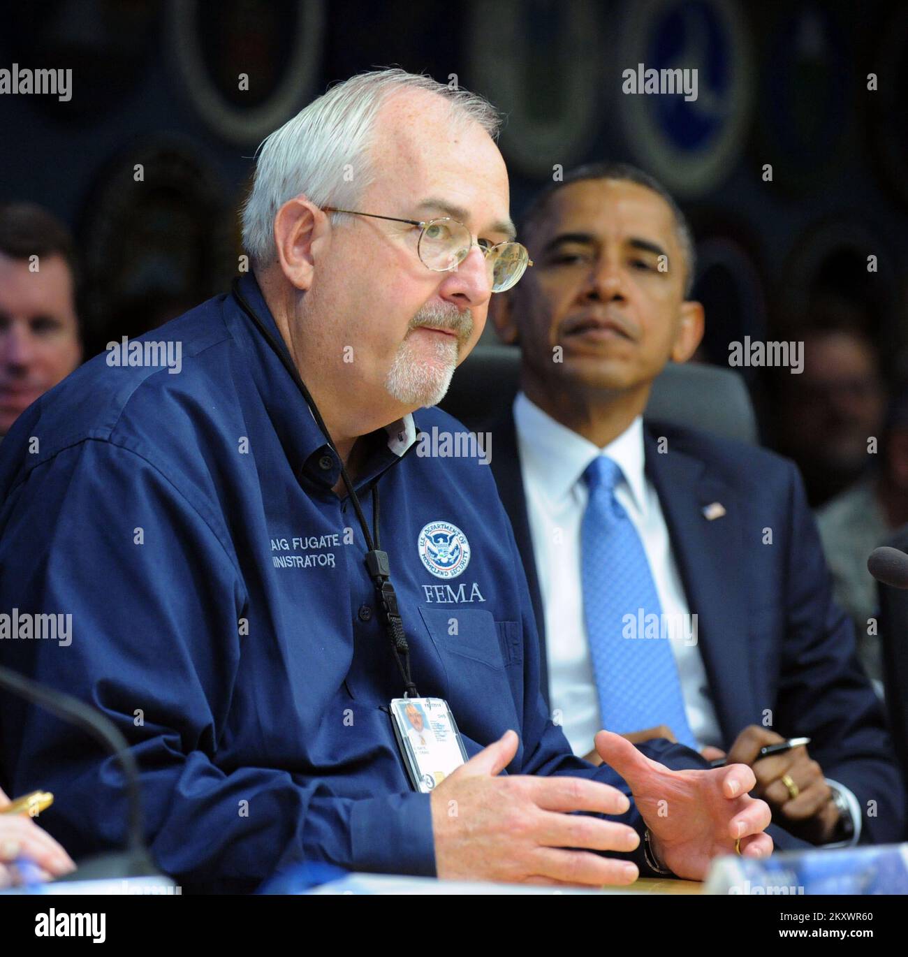 Washington, D.C., 31 ottobre 2012 l'amministratore della FEMA Craig Fugate, a sinistra, parla a una riunione del gabinetto tenuta dal presidente Barack Obama, a destra, presso la sede della FEMA per discutere le operazioni in corso in risposta all'uragano Sandy. Washington, DC, USA--Ottobre 31, 2012-l'amministratore della FEMA Craig Fugate, di sinistra, parla ad una riunione del gabinetto tenuta dal presidente Barack Obama, di destra, alla sede della FEMA per discutere le operazioni in corso in risposta all'uragano Sandy. Fotografie relative a disastri e programmi, attività e funzionari di gestione delle emergenze Foto Stock