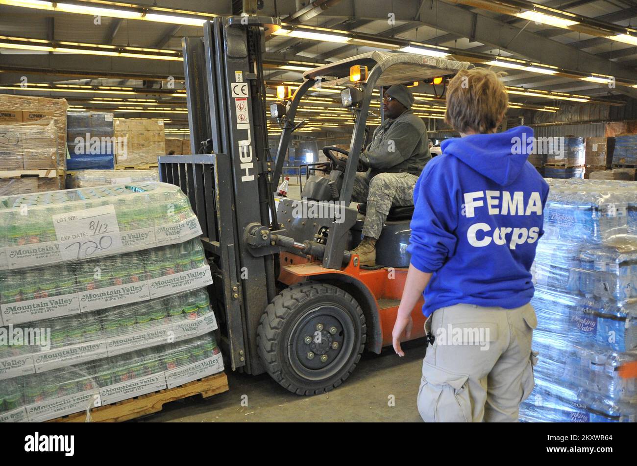 Minden, la., 28 ottobre 2012 Un membro della Louisiana National Guard Logistics carica l'acqua su un rimorchio presso il magazzino di Camp Minden in preparazione all'uragano Sandy, mentre un membro della FEMA Corp aiuta registrando e identificando i pallet. Louisiana Hurricane Isaac. Fotografie relative a disastri e programmi, attività e funzionari di gestione delle emergenze Foto Stock