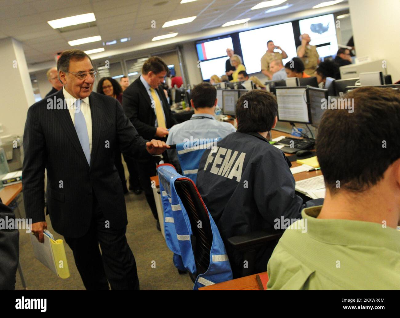 Washington, D.C., 31 ottobre 2012 il segretario alla Difesa Leon Panetta parla ai rappresentanti dell'agenzia del Centro Nazionale di coordinamento della Risposta alla FEMA dopo aver partecipato a una riunione del gabinetto tenuta dal presidente Barack Obama, per discutere gli aggiornamenti sulle risposte all'uragano Sandy. Washington, DC, USA--Ottobre 31, 2012-il Segretario alla Difesa Leon Panetta parla ai rappresentanti dell'agenzia del Centro Nazionale di coordinamento della Risposta alla FEMA dopo aver partecipato ad una riunione del gabinetto tenuta dal Presidente Barack Obama, per discutere gli aggiornamenti sulle risposte all'uragano Sandy. Fotografie relative alle catastrofi e alla gestione delle emergenze Foto Stock