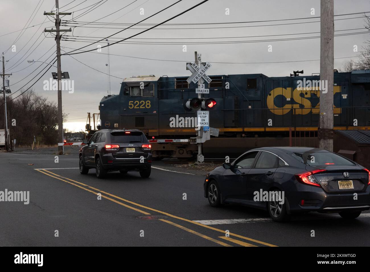 28 novembre 2022: Un treno CSX Freight passò attraverso e si intersecò a South Plainfield, NJ durante un programma di prima mattina. Un imminente sciopero ferroviario può aver luogo a dicembre, escludendo qualsiasi azione dal Congresso degli Stati Uniti, ha dichiarato ufficiale. (Credit Image: © Brian Branch Price/ZUMA Press Wire) Foto Stock