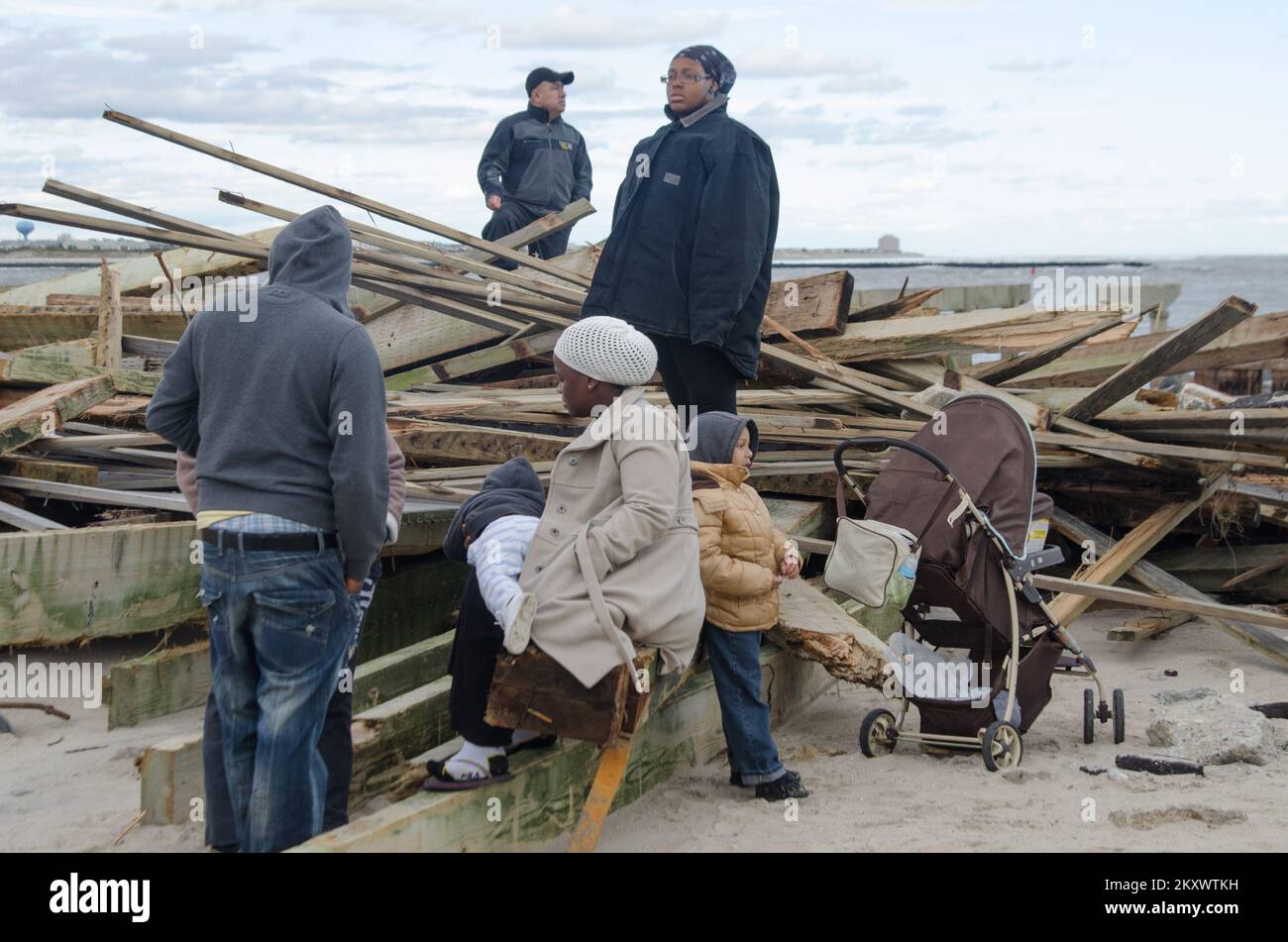 Atlantic City, N.J., 31 ottobre, 2012 residenti si sono riuniti qui oggi per vedere se potevano intravedere il presidente Obama durante il suo tour di oggi. La storica passerella è stata distrutta da venti feroci che hanno colpito qui durante l'uragano Sandy. New Jersey Hurricane Sandy. Fotografie relative a disastri e programmi, attività e funzionari di gestione delle emergenze Foto Stock