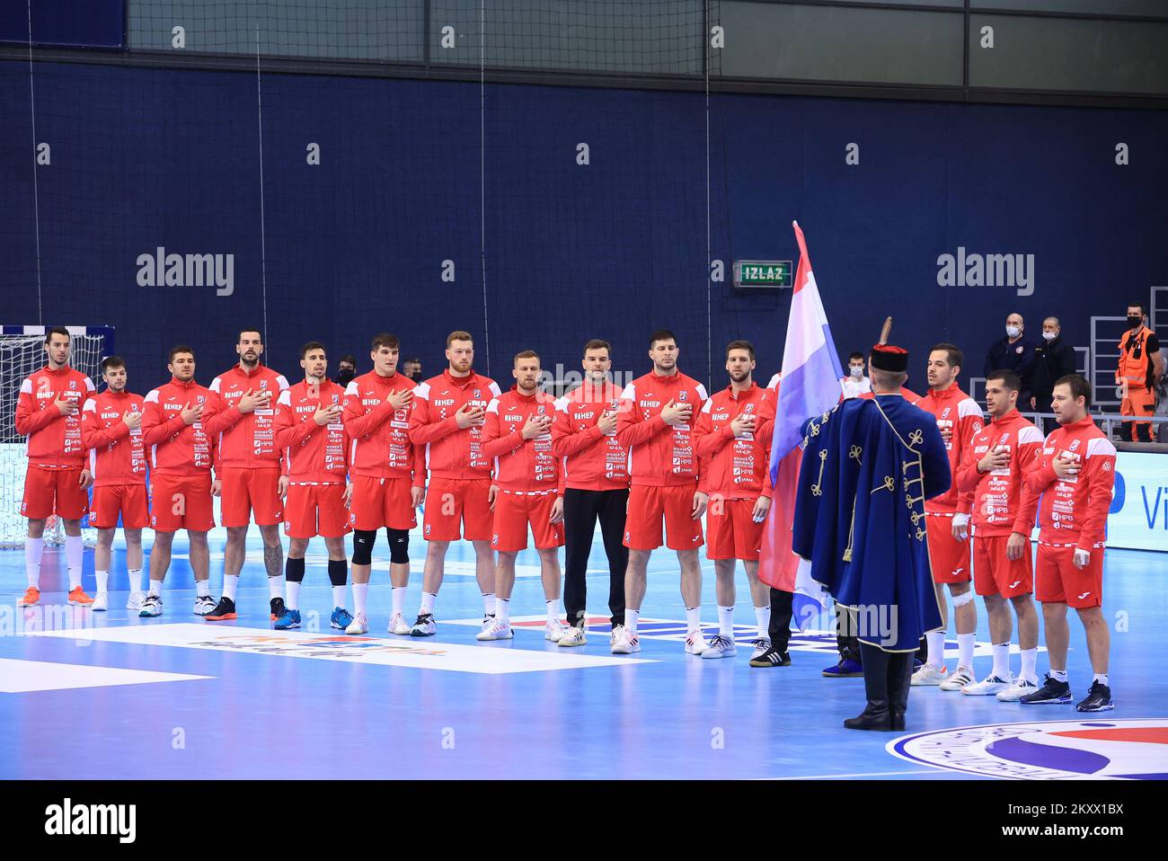 La squadra croata si allinea al National Anthem Prior Day 1 Croatia Cup 2022 partita di torneo di pallamano tra Croazia e Russia presso la sala sportiva Gradski Vrt di Osijek, Croazia il 7 gennaio 2022. Foto: Davor Javorovic/PIXSELL Foto Stock