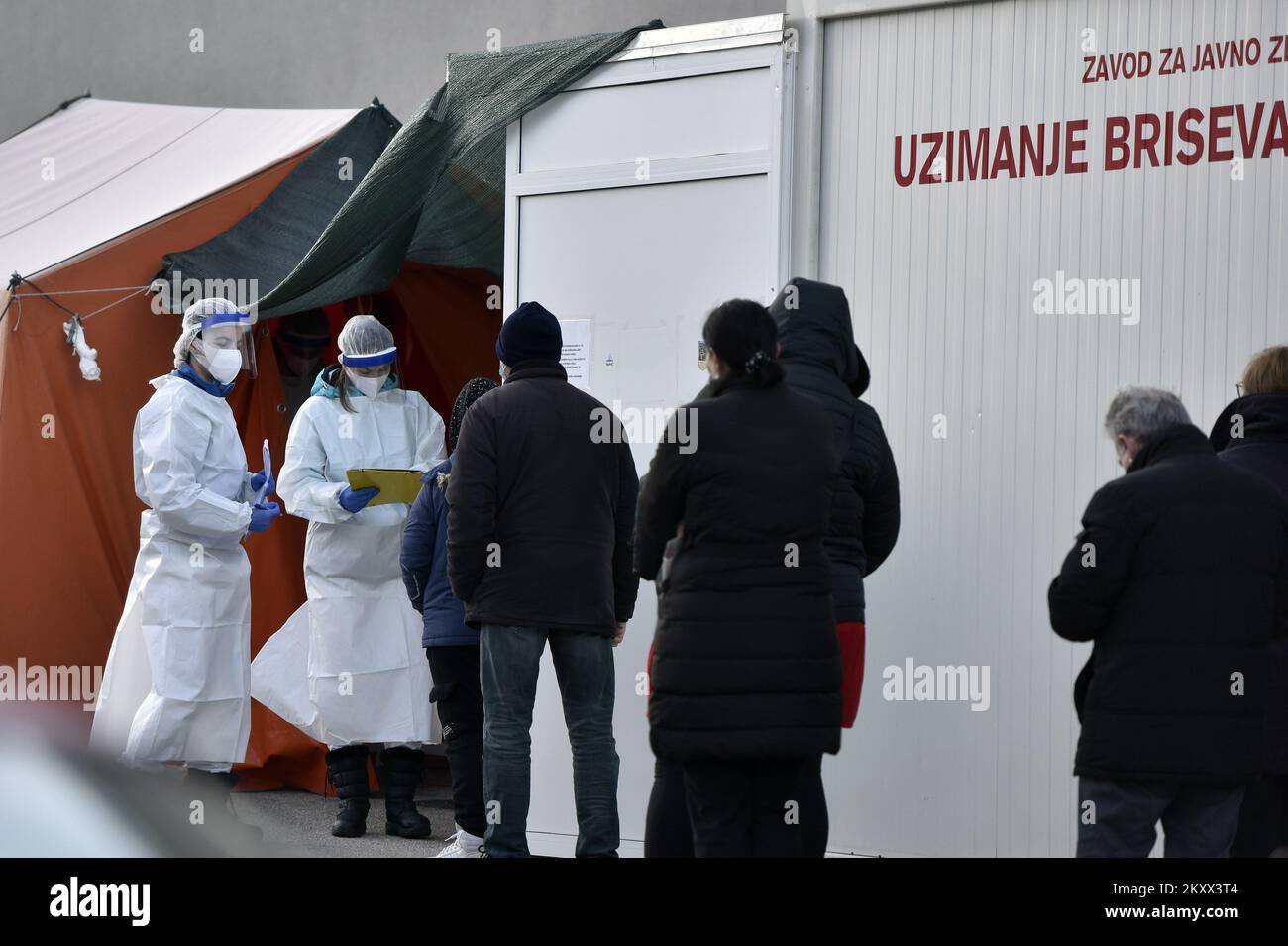 Nonostante il fatto che da oggi i test possono essere effettuati presso il medico di famiglia, una grande folla in attesa al principale punto di test COVID-19 a Sibenik, Croazia su 13. Gennaio, 2022. Foto: Hrvoje Jelavic/PIXSELL Foto Stock