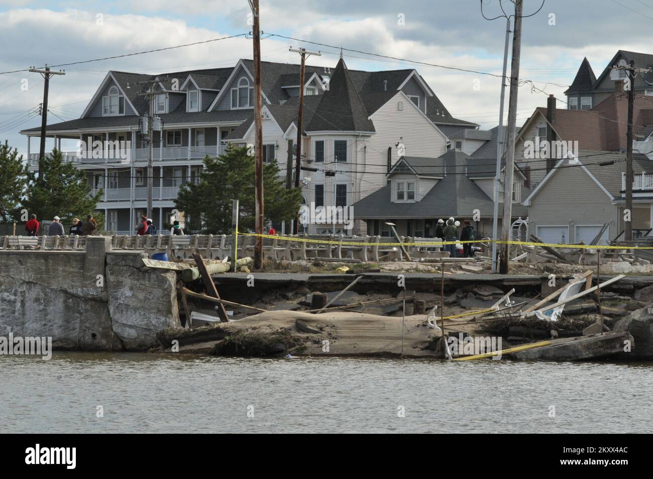 Ocean Grove, N.J., 3 novembre 2012 residenti mulino sopra un muro di mare danneggiato dall'uragano Sandy in Ocean Grove. FEMA collabora con molti partner e organizzazioni per assistere i residenti colpiti dall'uragano Sandy. New Jersey Hurricane Sandy. Fotografie relative a disastri e programmi, attività e funzionari di gestione delle emergenze Foto Stock