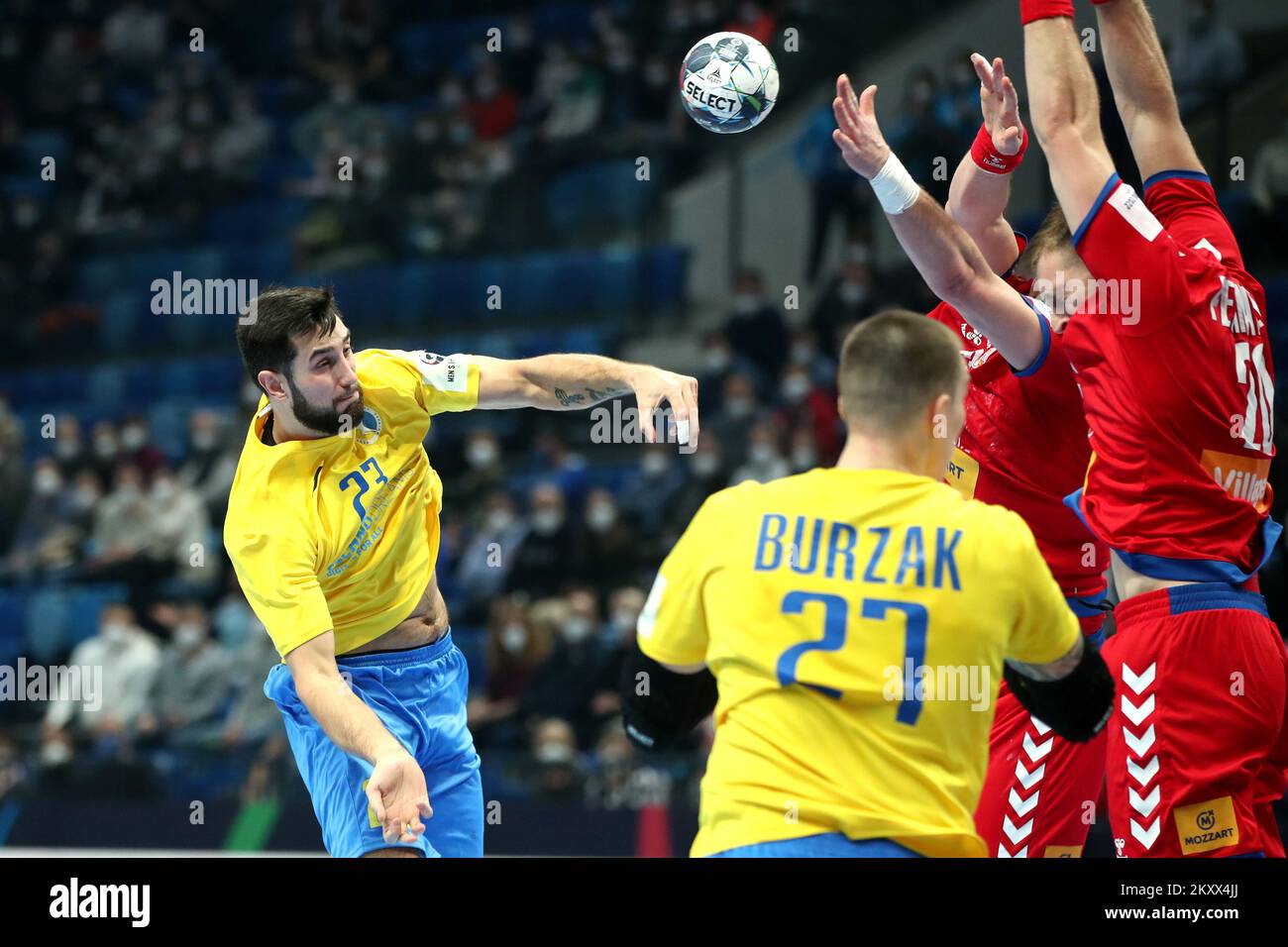 SZEGED, UNGHERIA - 13 GENNAIO: Vladyslav Dontsov, Ucraina, tira in gol durante la partita maschile EHF EURO 2022 tra Serbia e Ucraina alla Szeged Uj Arena il 13 gennaio 2022 a Szeged, Ungheria. Foto: Sanjin Strukic/PIXSELL Foto Stock