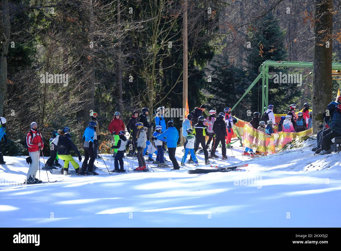 Cittadini sciare su Sljeme a Zagabria, Croazia il 15 gennaio 2022. La stagione sciistica su Sljeme è iniziata questo fine settimana e subito il primo giorno ha attirato molti sciatori e sledder. Per chi ha appena deciso di venire, sono aperte la discesa rossa (busto Crveni) e il prato bianco (Bijela livada). Foto: Slaven Branislav Babic/PIXSELL Foto Stock