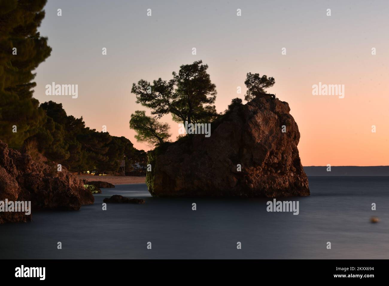 Tramonto sulla pietra di Brela a Brela, Croazia il 15 gennaio 2022. Il simbolo di Brela è 'Kamen Brelaa' (Brela Stone), una piccola isola rocciosa appena fuori dalla spiaggia principale di Brela, la spiaggia di Punta rata. Nel 2004, la rivista americana Forbes ha inserito la spiaggia di Punta rata nella lista delle 10 spiagge più belle del mondo, dove si è classificata 6th al mondo e 1st in Europa. Foto: Matko Begovic/HaloPix/PIXSELL Foto Stock