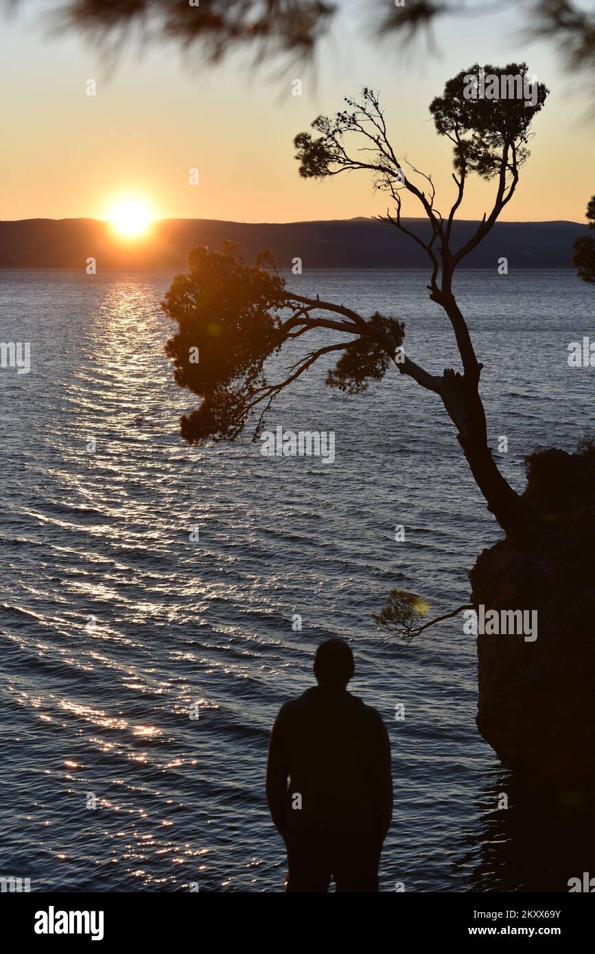 Tramonto sulla pietra di Brela a Brela, Croazia il 15 gennaio 2022. Il simbolo di Brela è 'Kamen Brelaa' (Brela Stone), una piccola isola rocciosa appena fuori dalla spiaggia principale di Brela, la spiaggia di Punta rata. Nel 2004, la rivista americana Forbes ha inserito la spiaggia di Punta rata nella lista delle 10 spiagge più belle del mondo, dove si è classificata 6th al mondo e 1st in Europa. Foto: Matko Begovic/HaloPix/PIXSELL Foto Stock