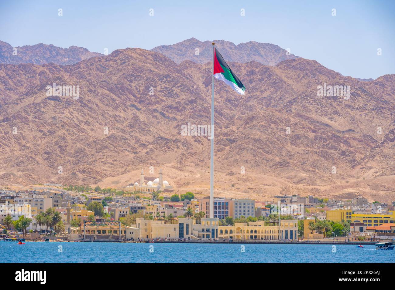 Aqaba dal Mar Rosso con la bandiera araba rivolta pole memoriale Foto Stock