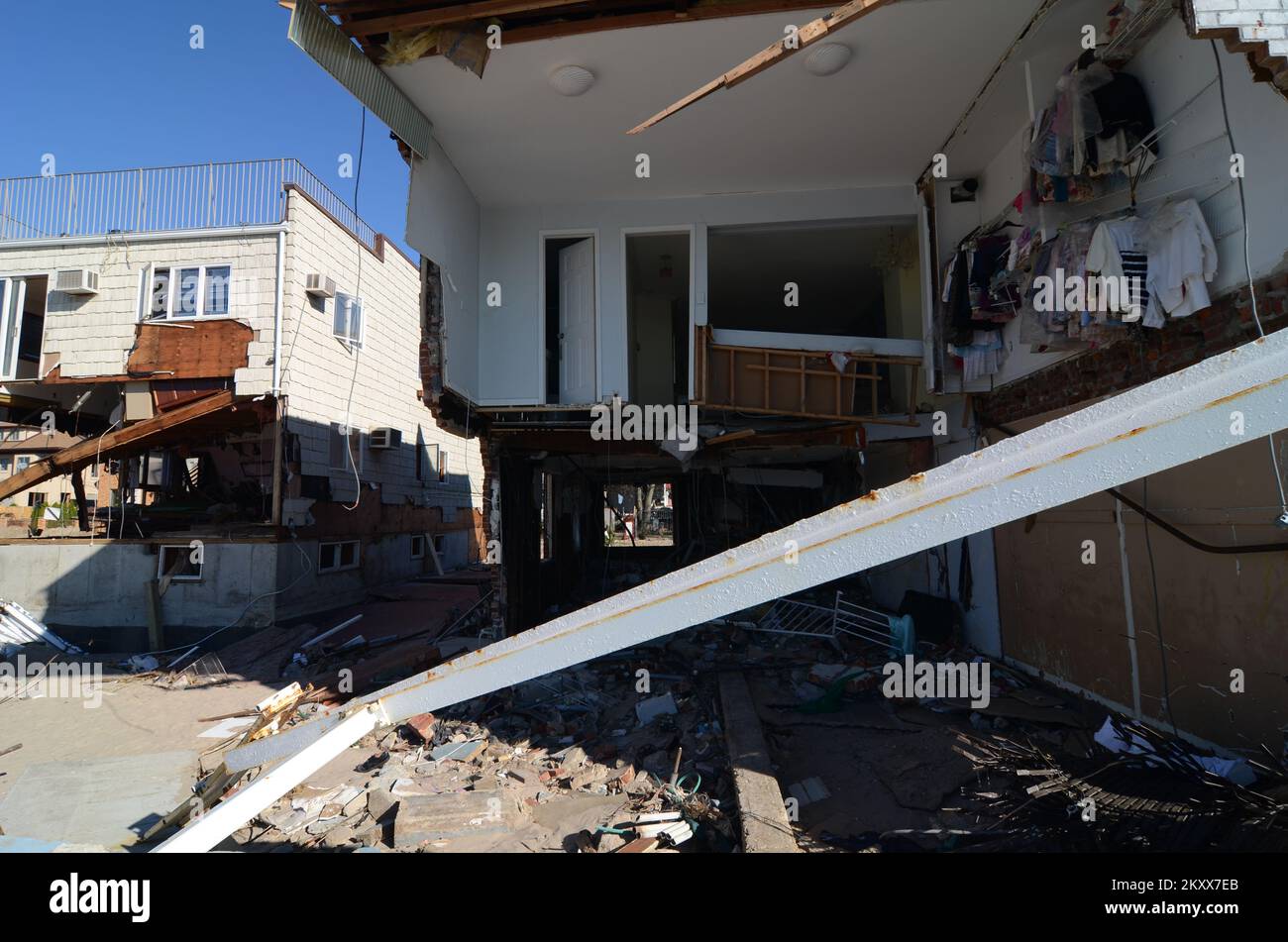 Staten Island, N.Y., 4 novembre 2012 molte case lungo le zone costiere di New York subirono gravi danni quando l'uragano Sandy giunse a riva il 29 ottobre 2012. Molte case, come quella in questa foto, hanno solo poche mura rimaste, mentre altre sono state completamente distrutte. La FEMA collabora con funzionari statali e locali per assistere i residenti colpiti dall'uragano Sandy. Walt Jennings/FEMA. L'uragano Sandy di New York. Fotografie relative a disastri e programmi, attività e funzionari di gestione delle emergenze Foto Stock Staten Island, N.Y., 4 novembre 2012 molte case lungo le zone costiere di New York subirono gravi danni quando l'uragano Sandy giunse a riva il 29 ottobre 2012. Molte case, come quella in questa foto, hanno solo poche mura rimaste, mentre altre sono state completamente distrutte. La FEMA collabora con funzionari statali e locali per assistere i residenti colpiti dall'uragano Sandy. Walt Jennings/FEMA. L'uragano Sandy di New York. Fotografie relative a disastri e programmi, attività e funzionari di gestione delle emergenze Foto Stock