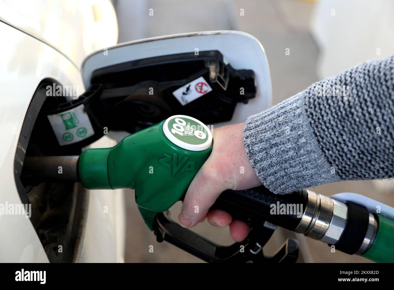 Immagine di una stazione di servizio con nuovi prezzi del carburante. I record stanno rompendo in Croazia, i prezzi del carburante stanno andando selvaggi. Dalla mezzanotte, il prezzo del carburante in Croazia è aumentato, raggiungendo nuovamente un prezzo record, dopo che il governo croato ha alzato il limite sul prezzo più alto del carburante. A mezzanotte, il prezzo della benzina nella Repubblica di Croazia è aumentato di una media di 24 lipa, e diesel di 21 lipa, che è di circa 0,03 euro, e autogas è quattro lipa più costoso. Il prezzo medio di Euroserve è di circa 11,37 kuna (1,51 euro), Euroserve 11,33 kuna (1,51 euro) e autogas di circa 6,02 kuna (0,8 euro Foto Stock