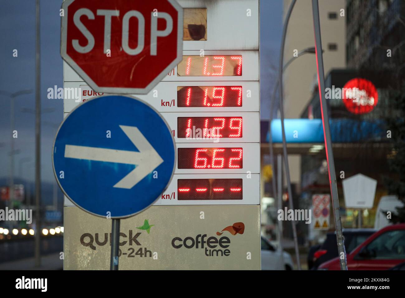 Immagine di una stazione di servizio con nuovi prezzi del carburante. I record stanno rompendo in Croazia, i prezzi del carburante stanno andando selvaggi. Dalla mezzanotte, il prezzo del carburante in Croazia è aumentato, raggiungendo nuovamente un prezzo record, dopo che il governo croato ha alzato il limite sul prezzo più alto del carburante. A mezzanotte, il prezzo della benzina nella Repubblica di Croazia è aumentato di una media di 24 lipa, e diesel di 21 lipa, che è di circa 0,03 euro, e autogas è quattro lipa più costoso. Il prezzo medio di Euroserve è di circa 11,37 kuna (1,51 euro), Euroserve 11,33 kuna (1,51 euro) e autogas di circa 6,02 kuna (0,8 euro Foto Stock