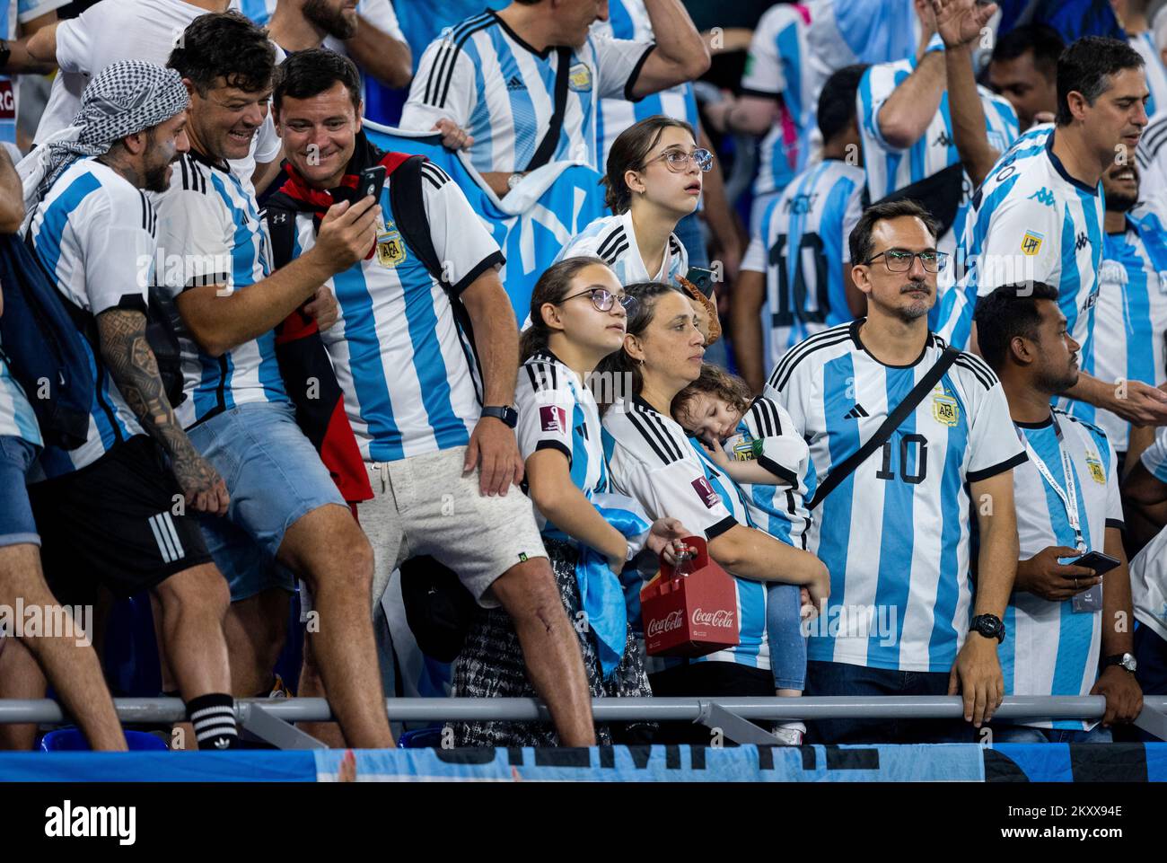 Doha, Qatar. 30th Nov 2022. Argentina tifosi - bambino dorme nel blocco fan Polonia - Argentina Polen - Argentinien Coppa del mondo 2022 in Qatar 30.11.2022 Credit: Moritz Muller/Alamy Live News Foto Stock