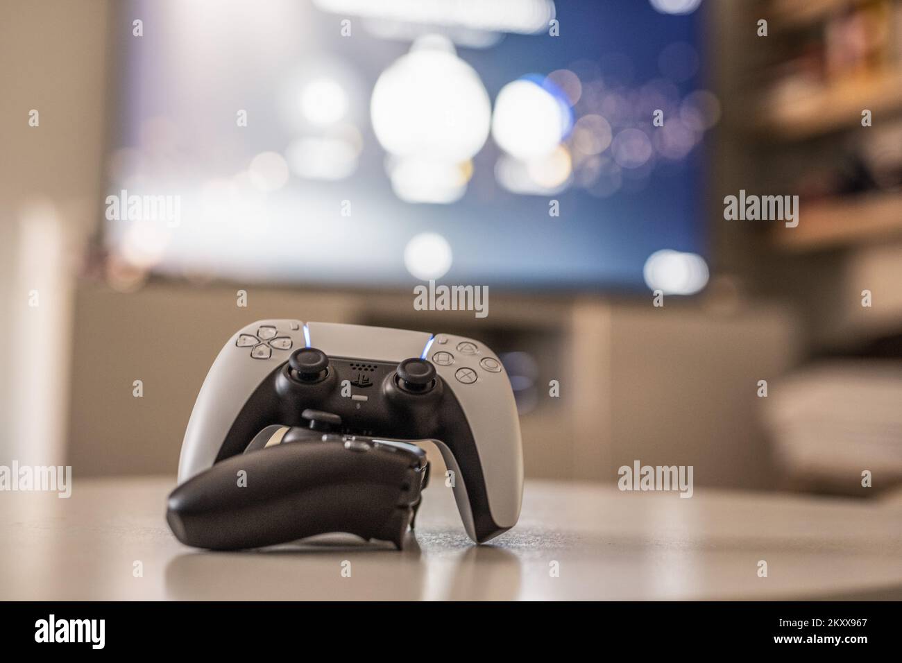 La console PlayStation 5 è stata raffigurata a Zagabria, Croazia, il 19 gennaio 2022. La PS5 è stata quasi impossibile da trovare dal suo lancio nel novembre 2020, e Sony in Giappone ha detto ai suoi partner che la vecchia generazione continuerà a essere prodotta. Ieri, Sony ha registrato il calo più grande del valore delle azioni in 14 anni dopo che Microsoft ha annunciato l'acquisto di Activision Blizzard. Foto: Igor soban/PIXSELL Foto Stock