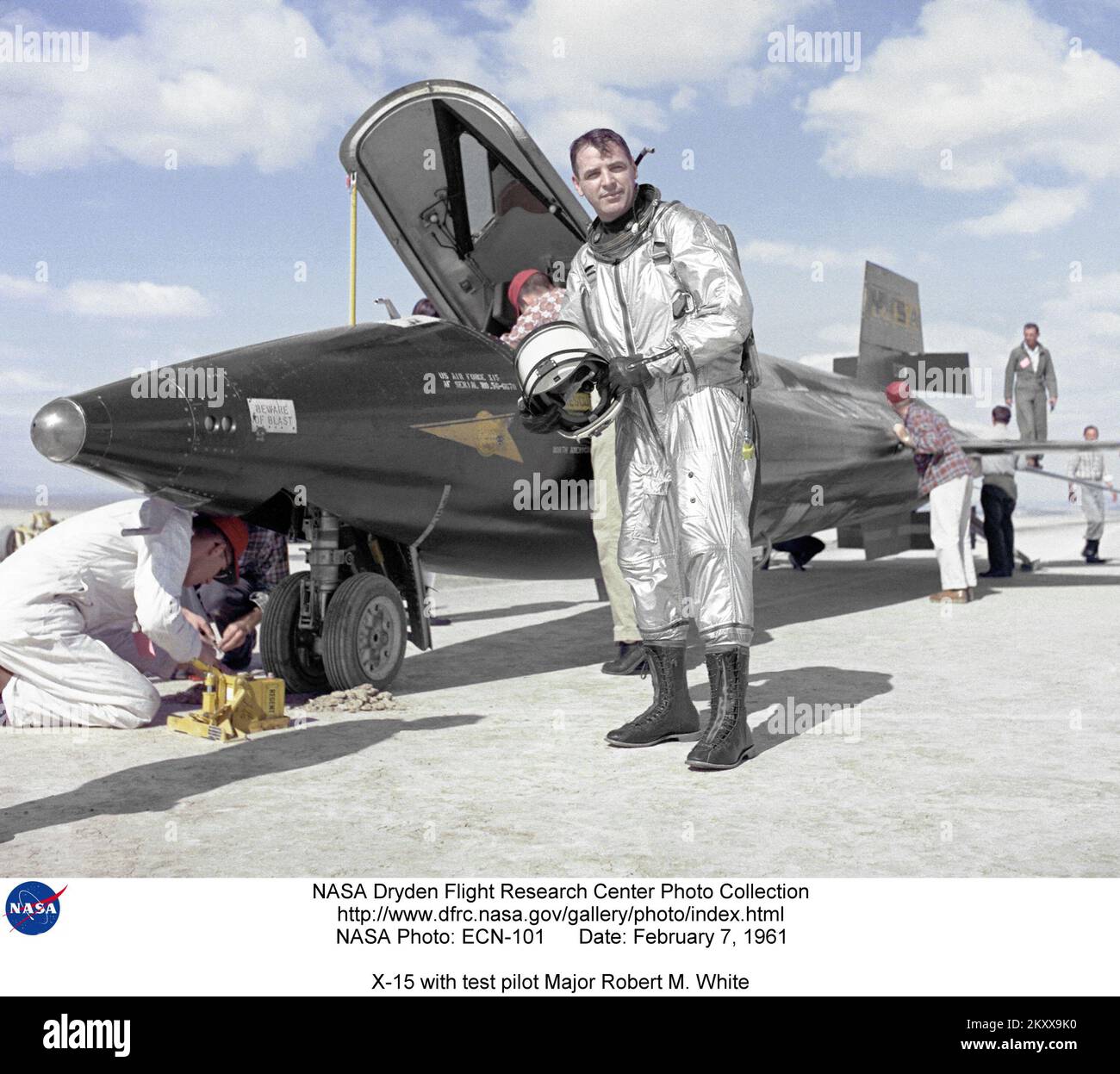 Generale maggiore Robert M. White, Stati Uniti Air Force, il primo pilota a volare a Mach 4, 5 e 6 (quattro, cinque e sei volte la velocità del suono) è nato il 6 luglio 1924. Ha realizzato quei voli record tra il 1960 e il 1962 mentre volava l'X-15 come un U.S.A. Pilota di prova Air Force. Nel luglio del 1962, ha battuto il record mondiale di altitudine volando la X-15 a 95,91 chilometri (314.700 piedi o 59,6 miglia). L'aeronautica ha designato 50 miglia di altitudine come l'inizio dello spazio, in modo da questo volo qualificò allora-grande bianco per le sue ali dell'astronauta. Data: 7 febbraio 1961 Foto Stock
