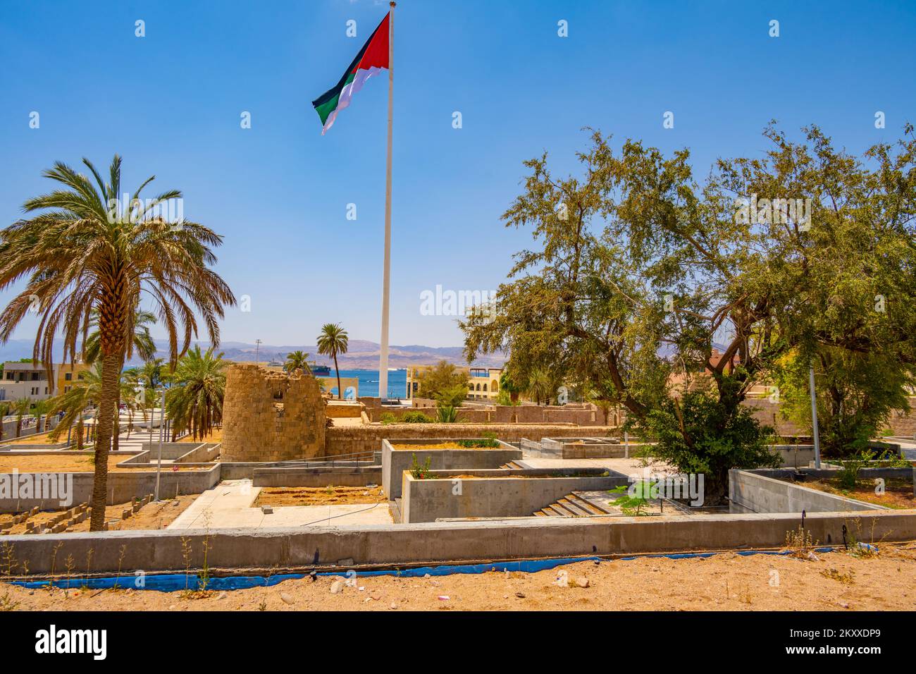 La Fortezza di Aqaba rude con il flagpole della rivolta araba sullo sfondo Foto Stock