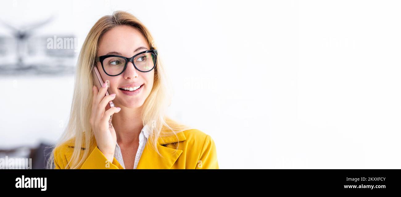 Ritratto di giovane imprenditore fidato donna positiva o proprietario di piccola impresa con gli occhiali in un ufficio moderno Foto Stock