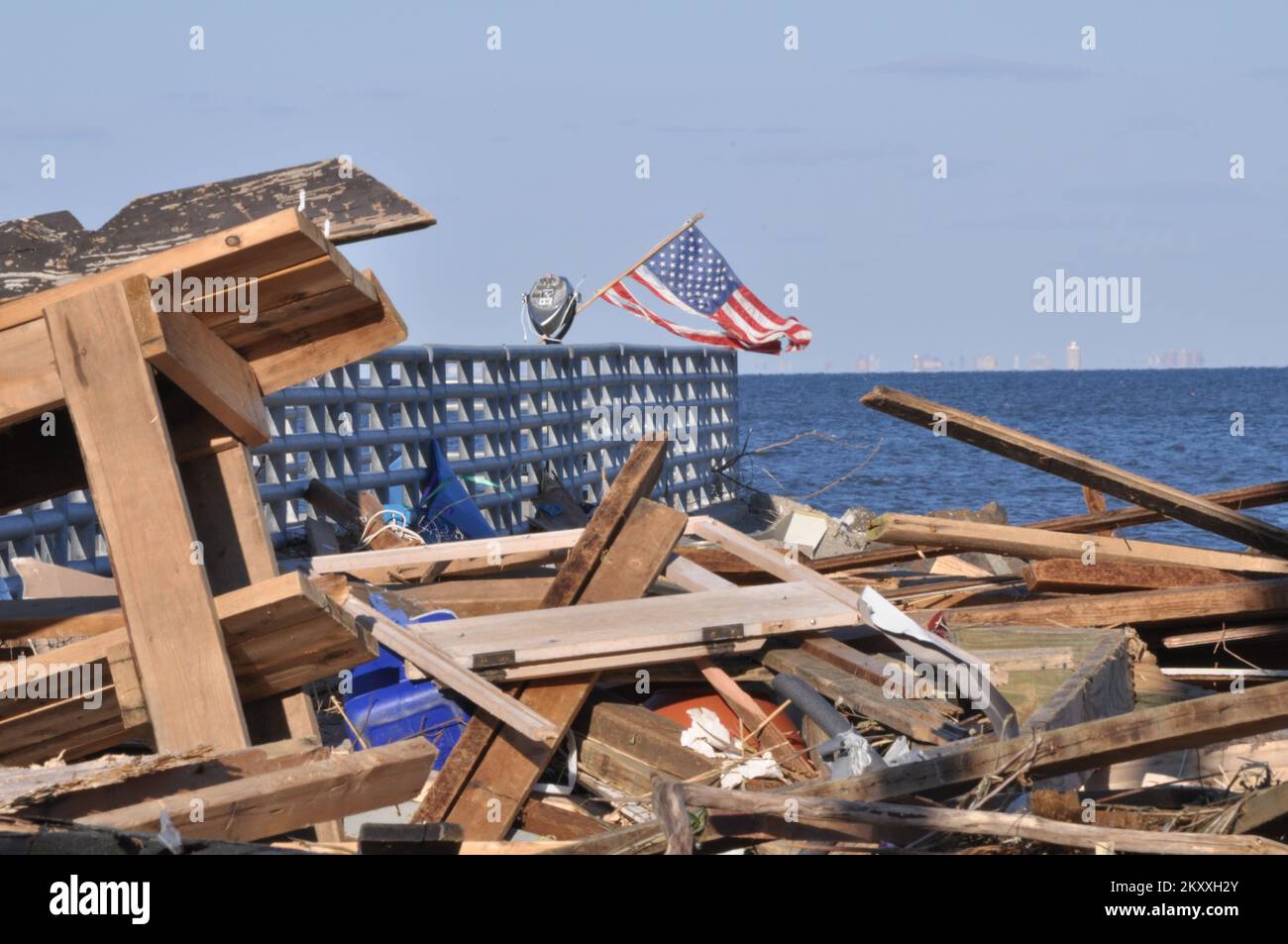 Union Beach, N.J., 5 novembre 2012 a Union Beach, dopo la massiccia distruzione dell'uragano Sandy, la bandiera vola ancora. La FEMA sta lavorando a stretto contatto con partner federali, governi statali e locali ed enti tribali per accelerare il processo di recupero e aiutare a riportare le persone a casa. New Jersey Hurricane Sandy. Fotografie relative a disastri e programmi, attività e funzionari di gestione delle emergenze Foto Stock