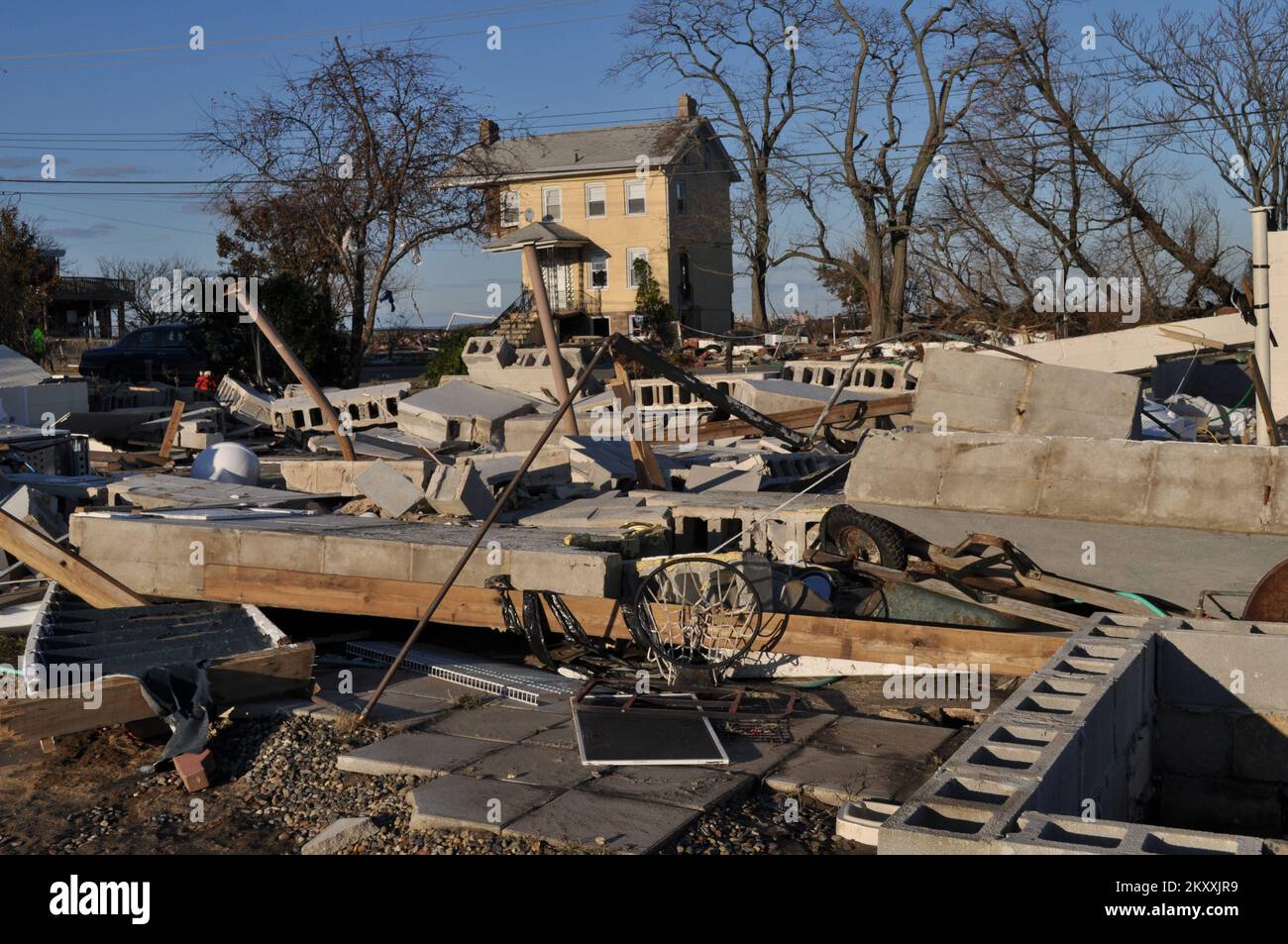 Union Beach, N.J., 5 novembre 2012 la massiccia distruzione di Union Beach provocata dall'uragano Sandy strappò la casa dalla sua fondazione e la depositò, nel suo complesso, in una zona paludosa vicina. La FEMA sta compiendo ogni sforzo per accelerare l'assistenza ai sopravvissuti, con un occhio alla ripresa a lungo termine. New Jersey Hurricane Sandy. Fotografie relative a disastri e programmi, attività e funzionari di gestione delle emergenze Foto Stock